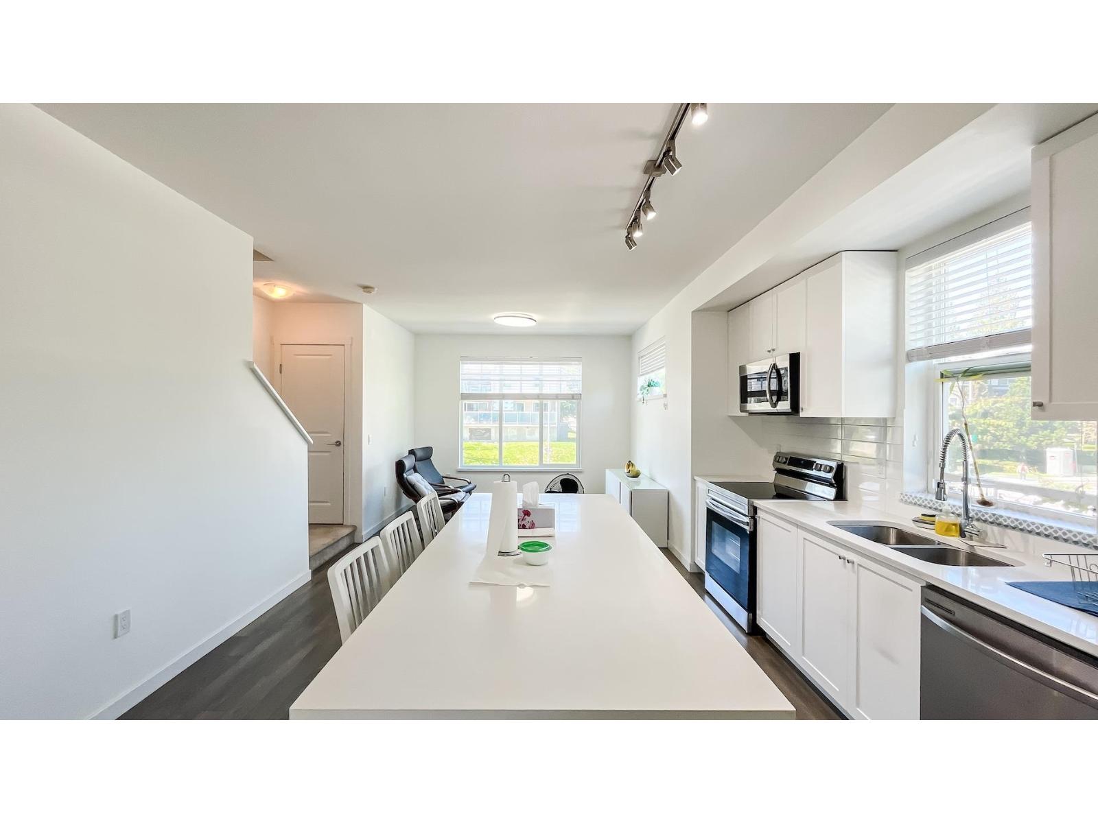 1 15487 99a Avenue Property Photo 6