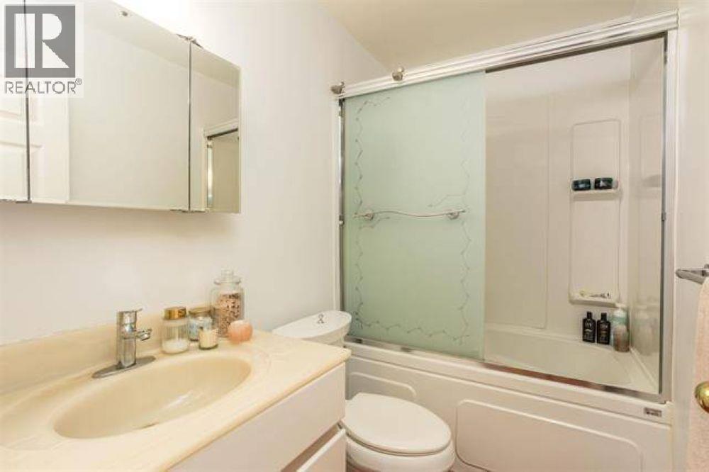 2945 W 12 Avenue Property Photo 6