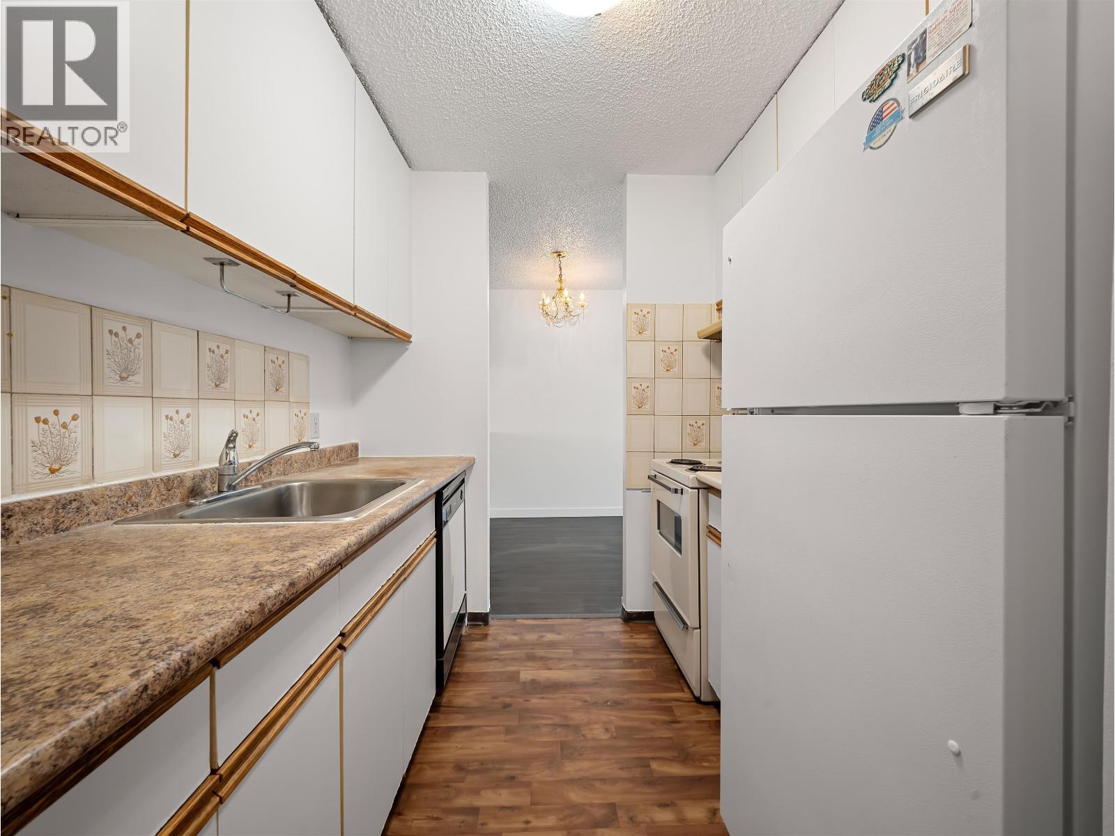 503-504 1725 Pendrell Street Property Photo 24