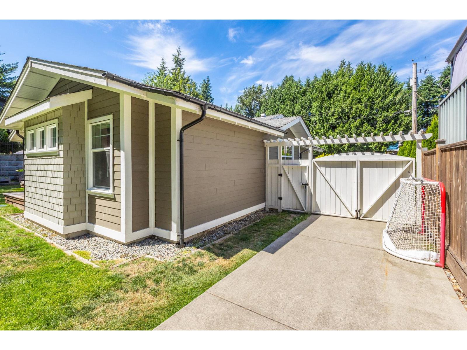 20492 43 Avenue Property Photo 37