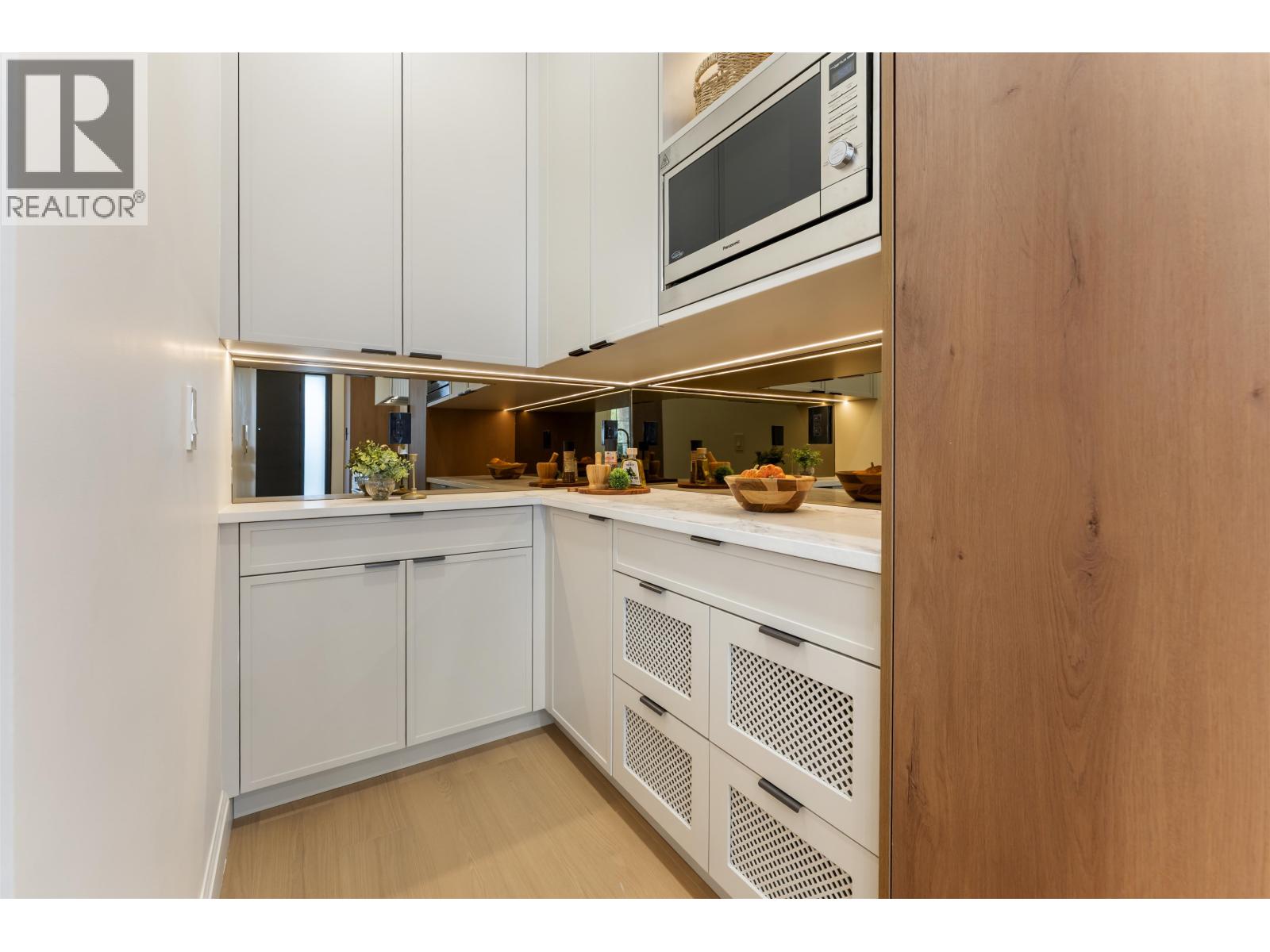 1 2256 E Pender Street Property Photo 16
