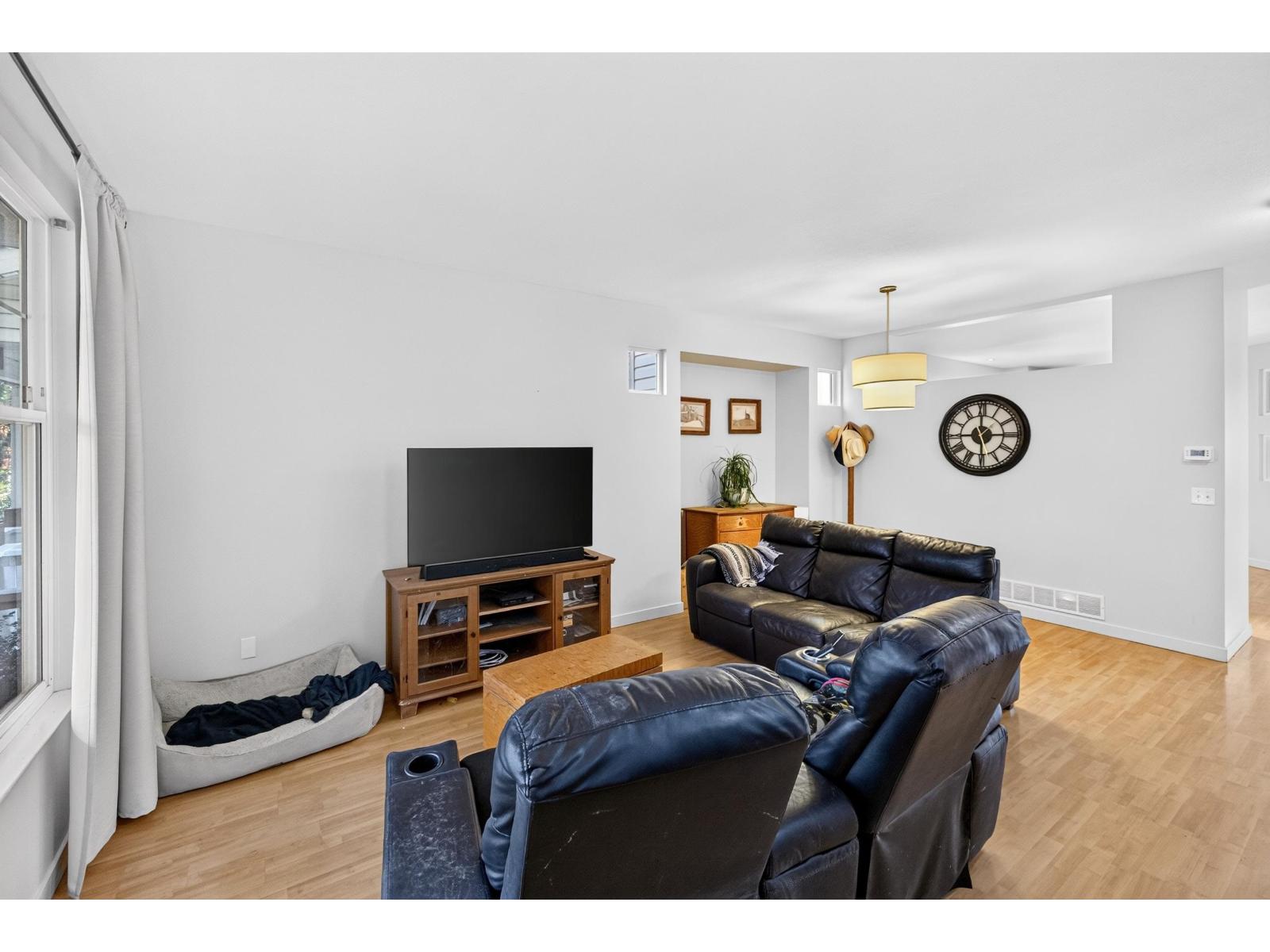 6718 185 Street Property Photo 2