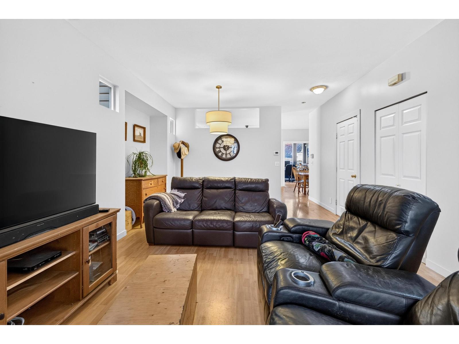 6718 185 Street Property Photo 3