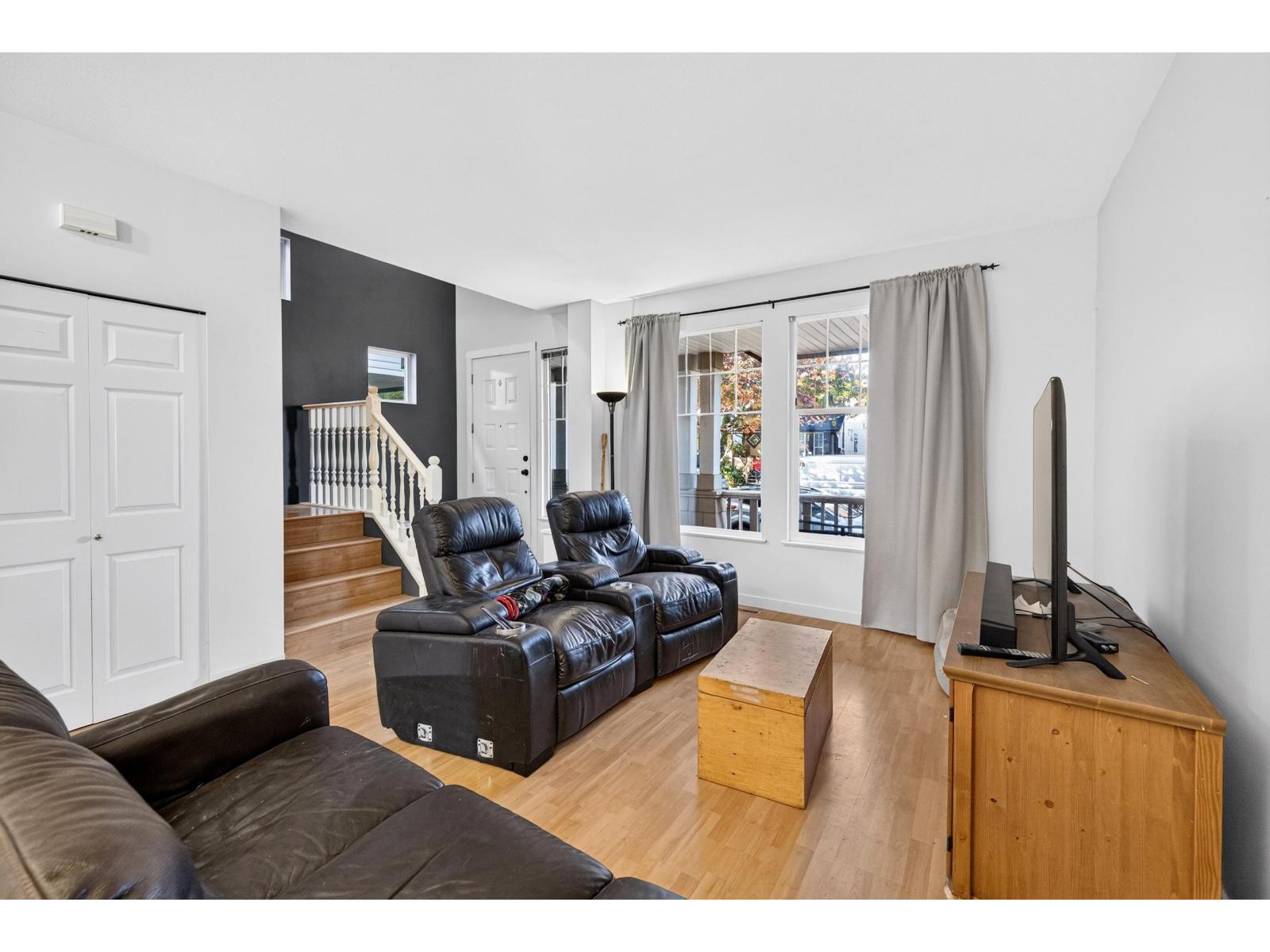 6718 185 Street Property Photo 5