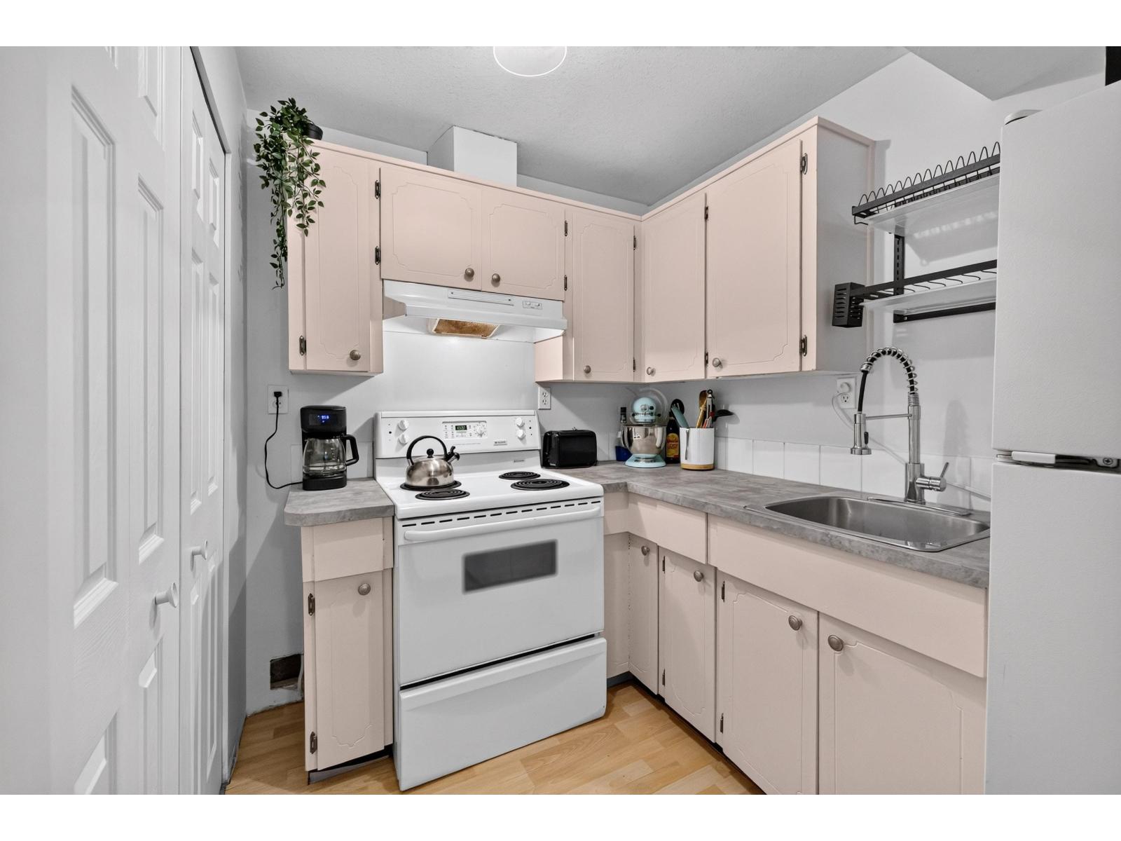 6718 185 Street Property Photo 25