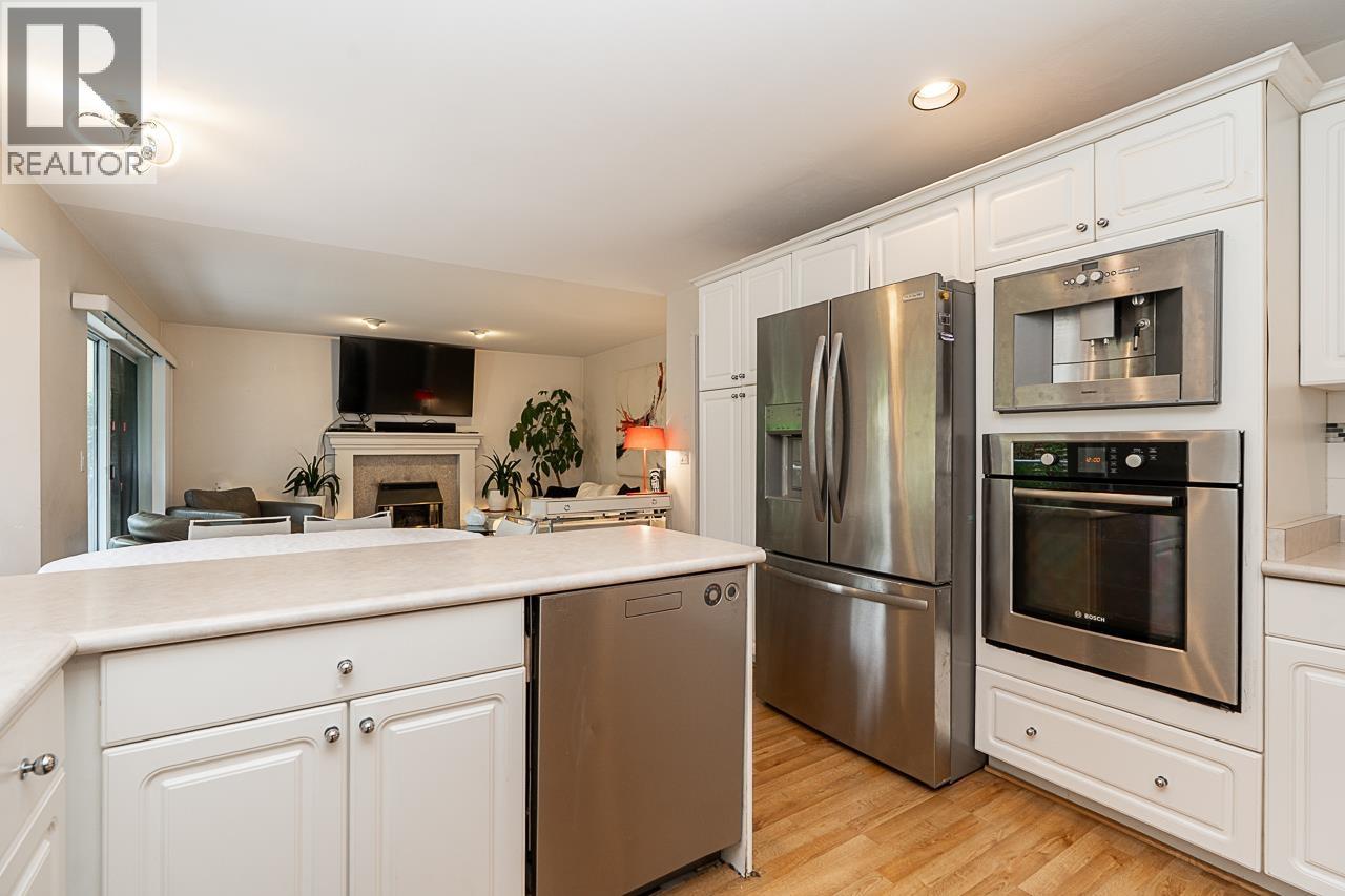 1641 53a Street Property Photo 4