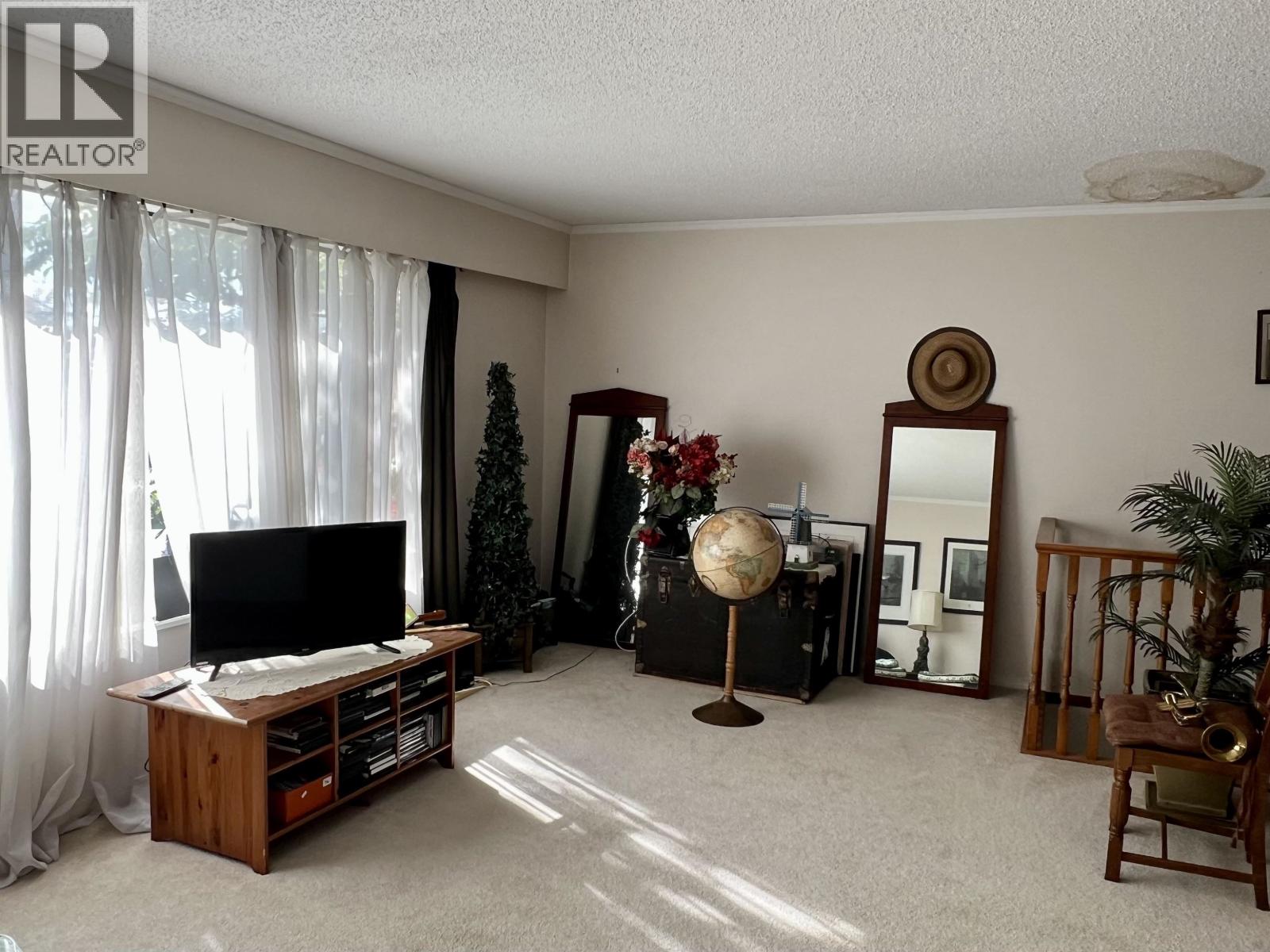 2253 Central Avenue Property Photo 5