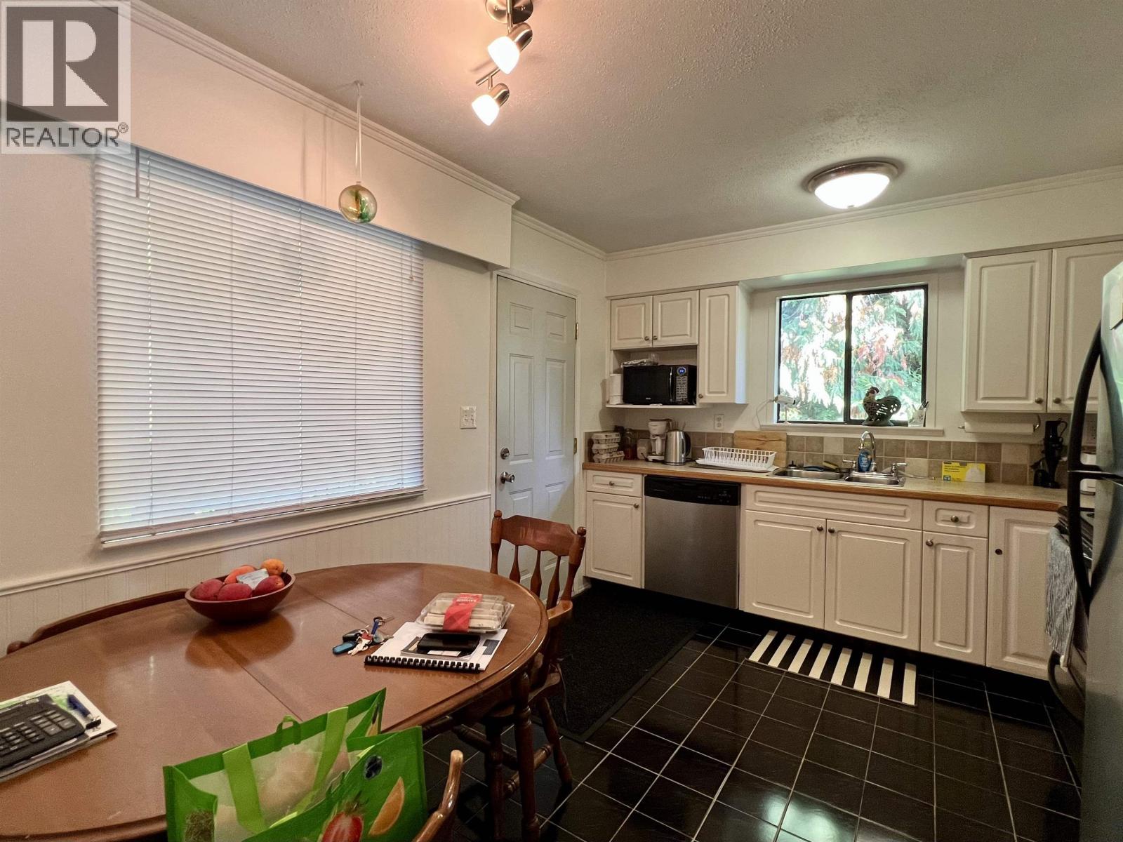 2253 Central Avenue Property Photo 6