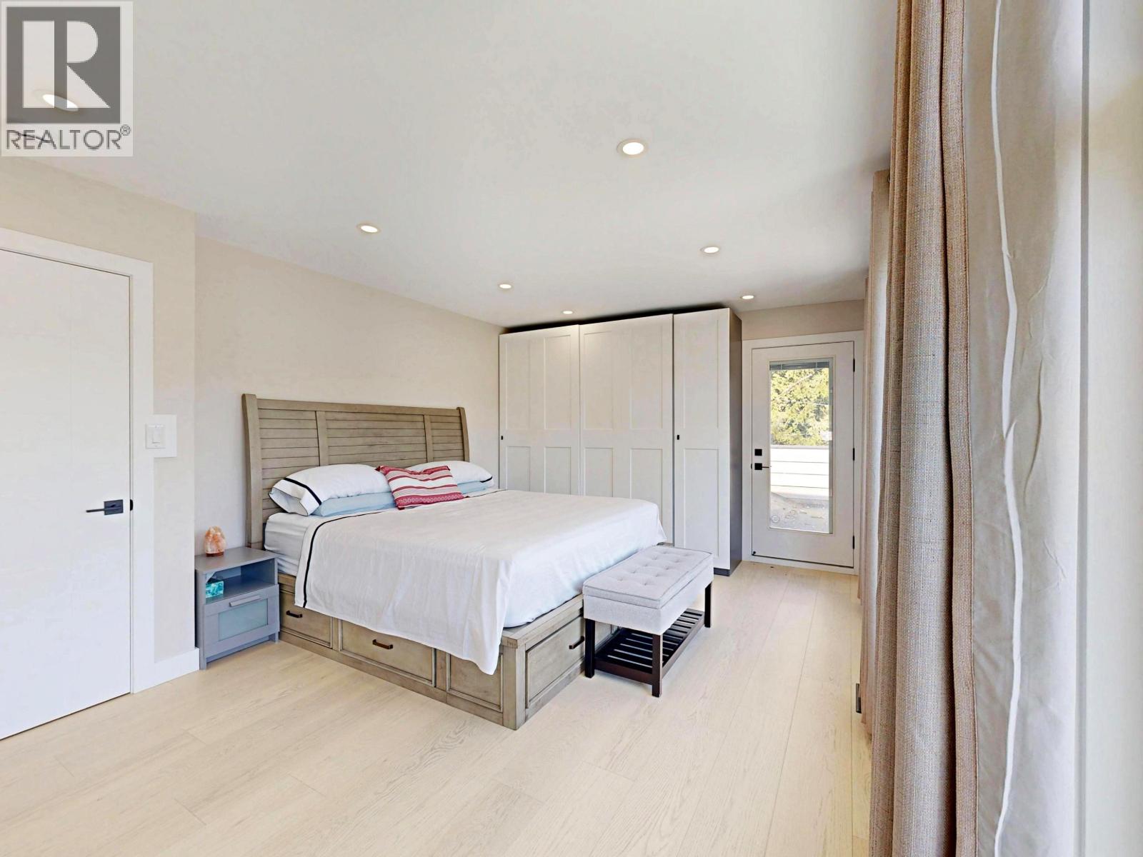 4545 Strathcona Road Property Photo 20