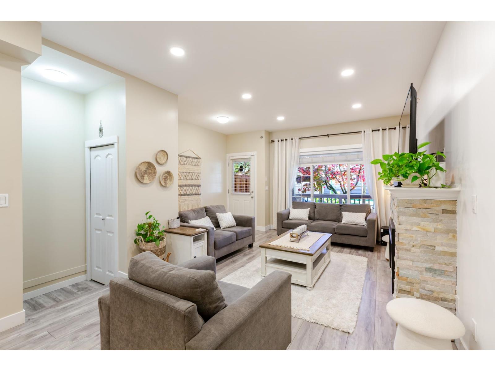 73 6852 193 Street Property Photo 10