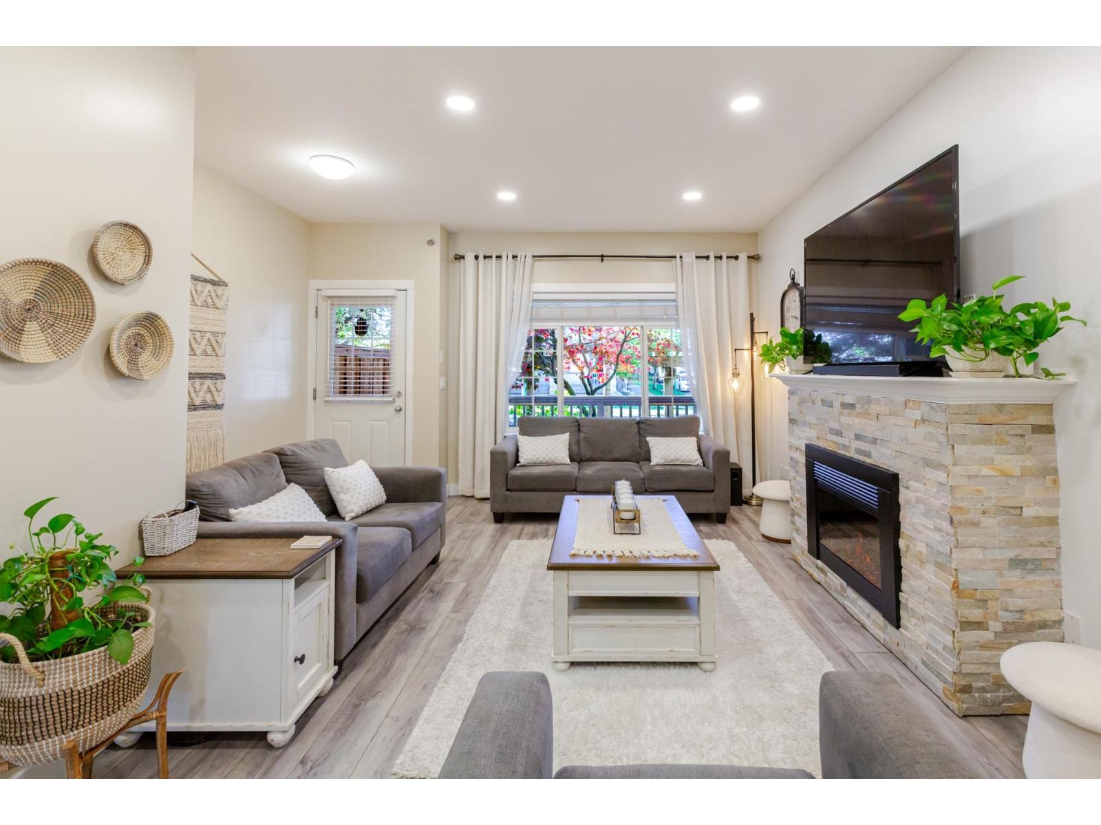 73 6852 193 Street Property Photo 11