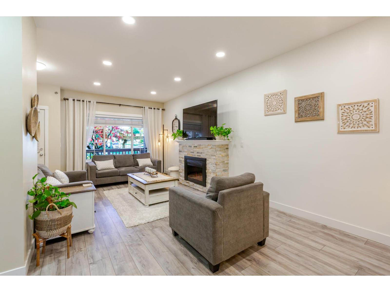 73 6852 193 Street Property Photo 12