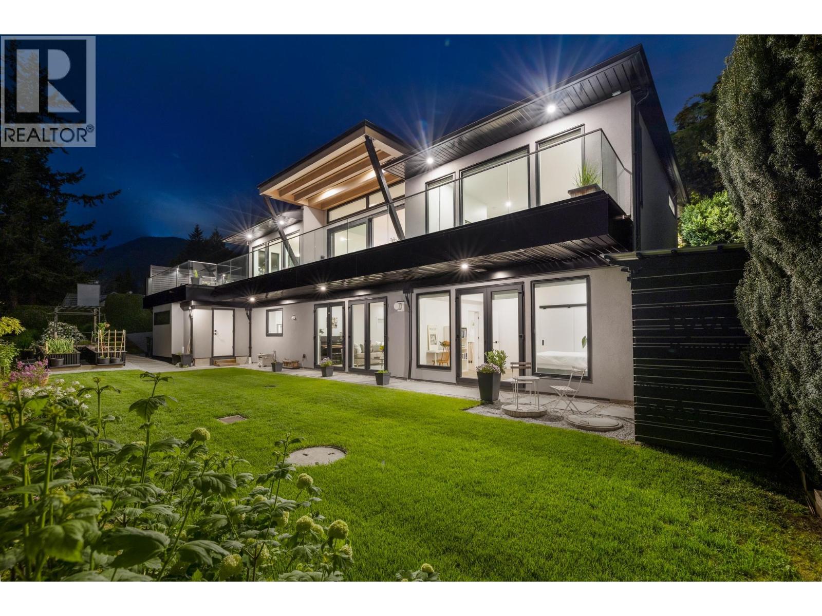 255 Sandringham Crescent Property Photo 2