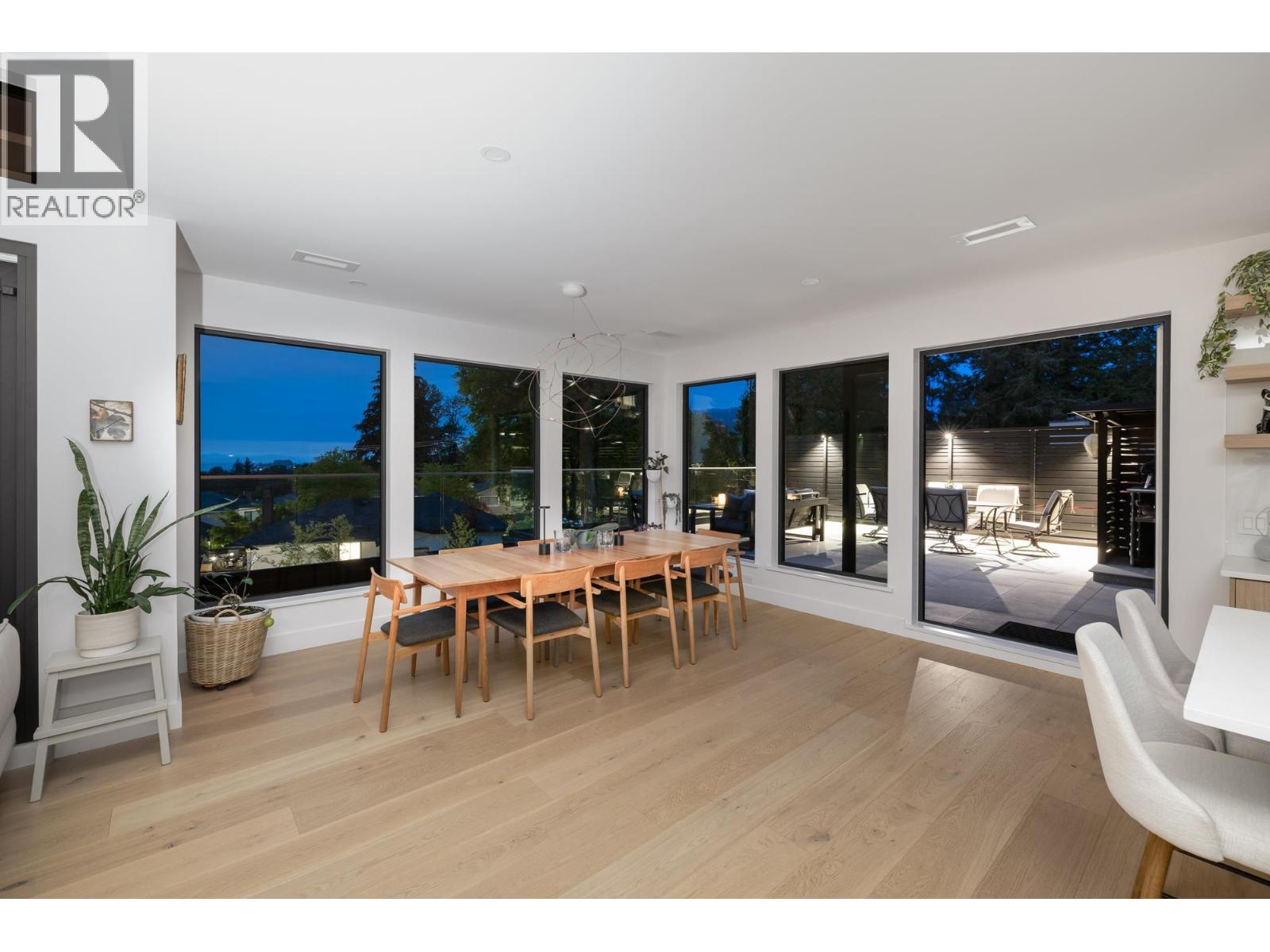 255 Sandringham Crescent Property Photo 13