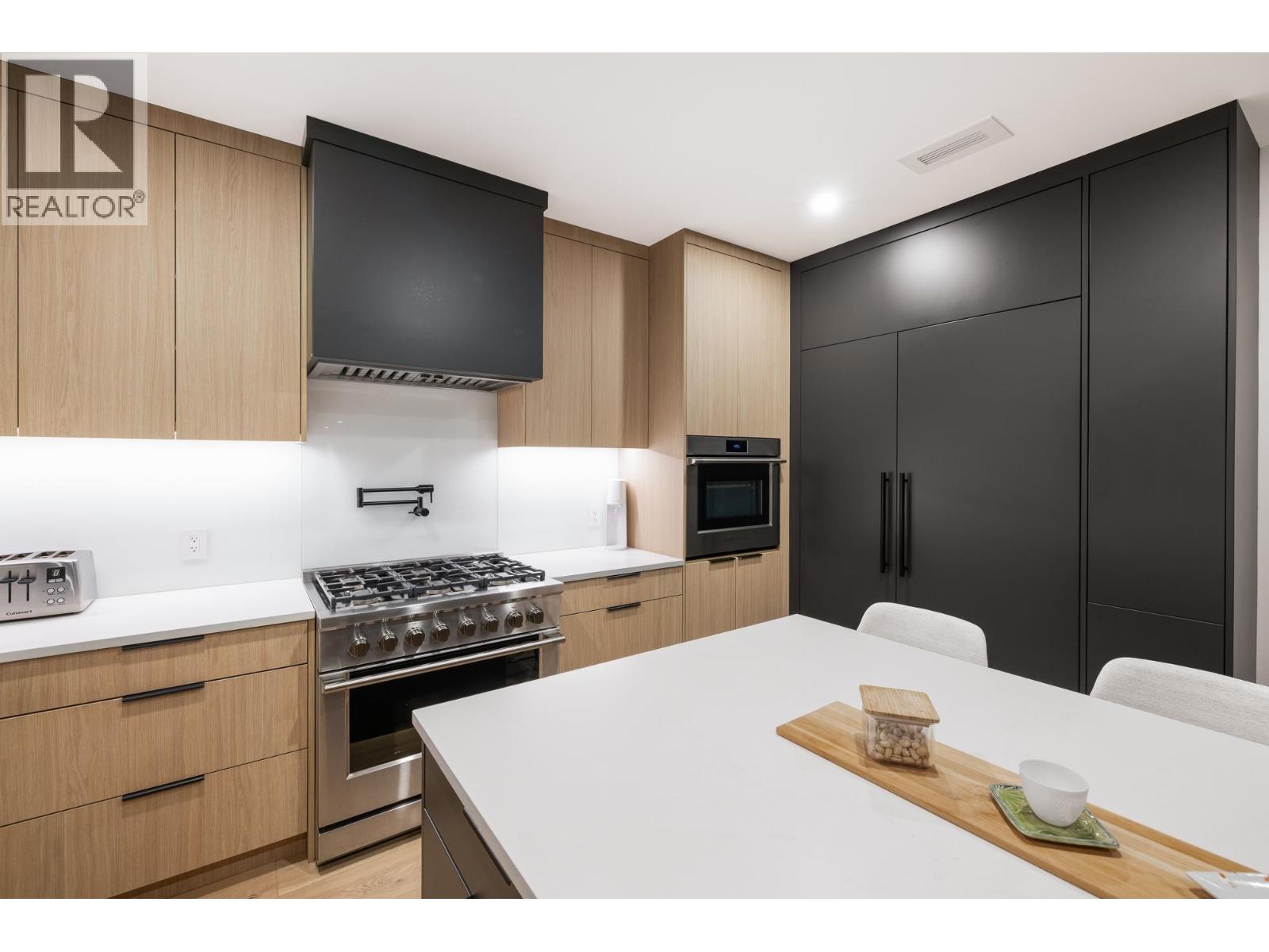 255 Sandringham Crescent Property Photo 15