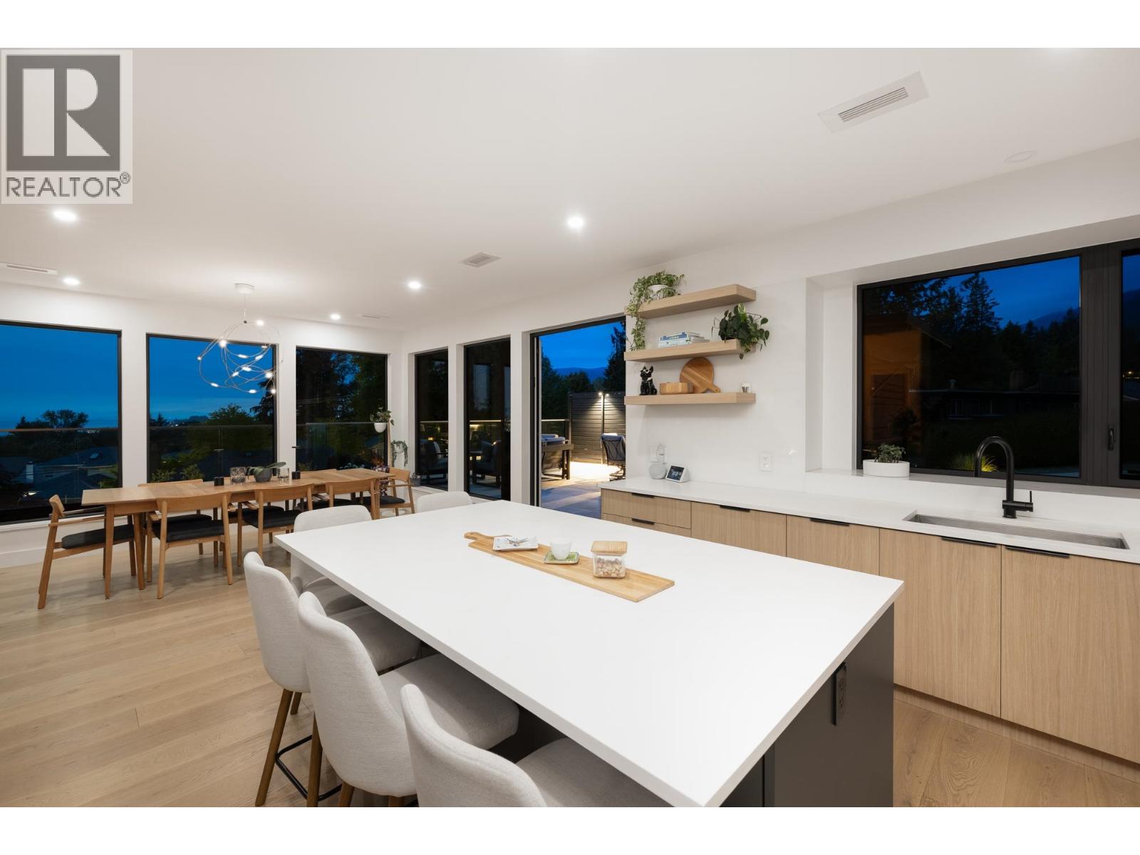 255 Sandringham Crescent Property Photo 17