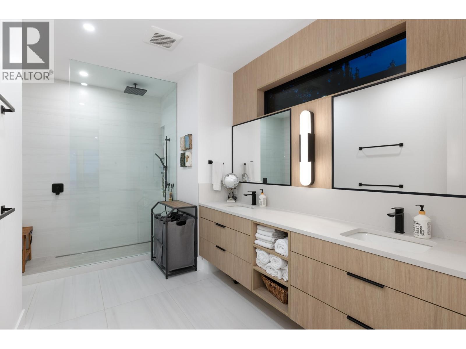 255 Sandringham Crescent Property Photo 24