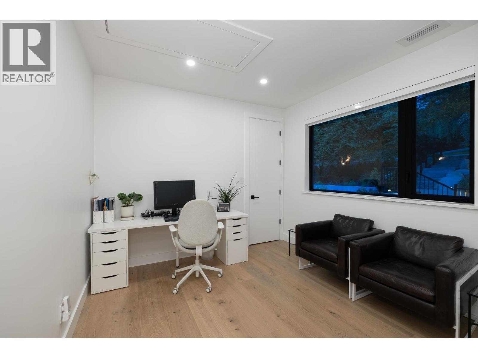 255 Sandringham Crescent Property Photo 28
