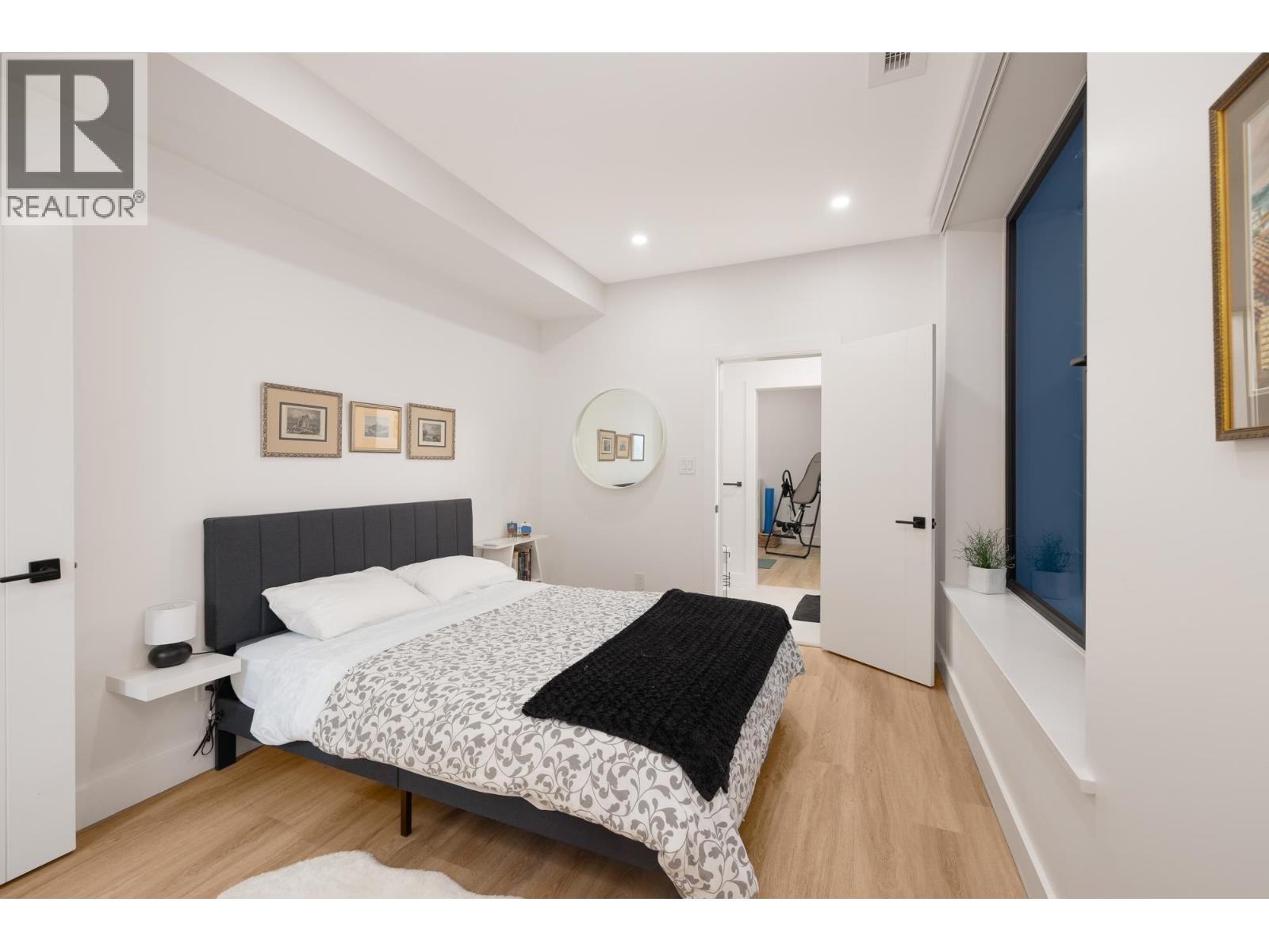 255 Sandringham Crescent Property Photo 31