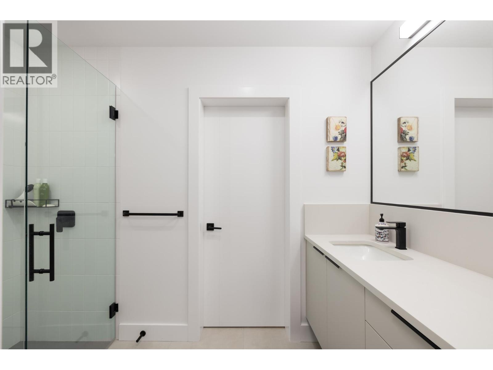 255 Sandringham Crescent Property Photo 32