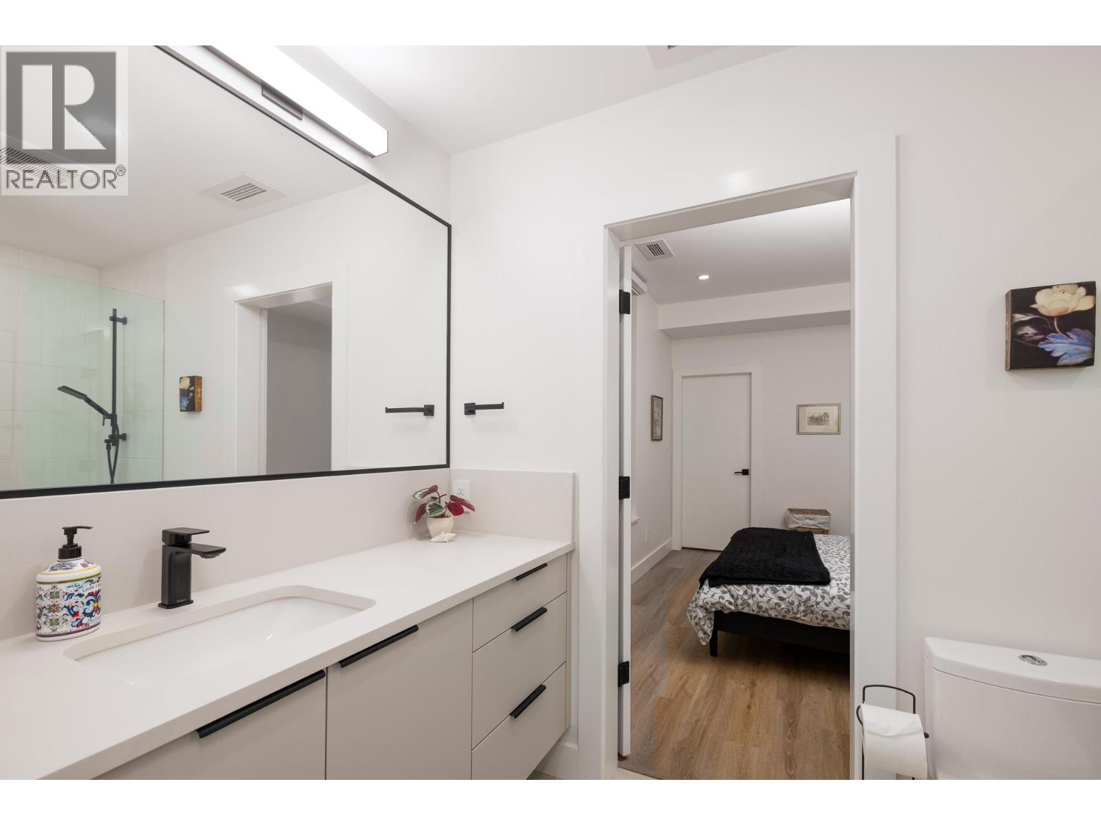 255 Sandringham Crescent Property Photo 33