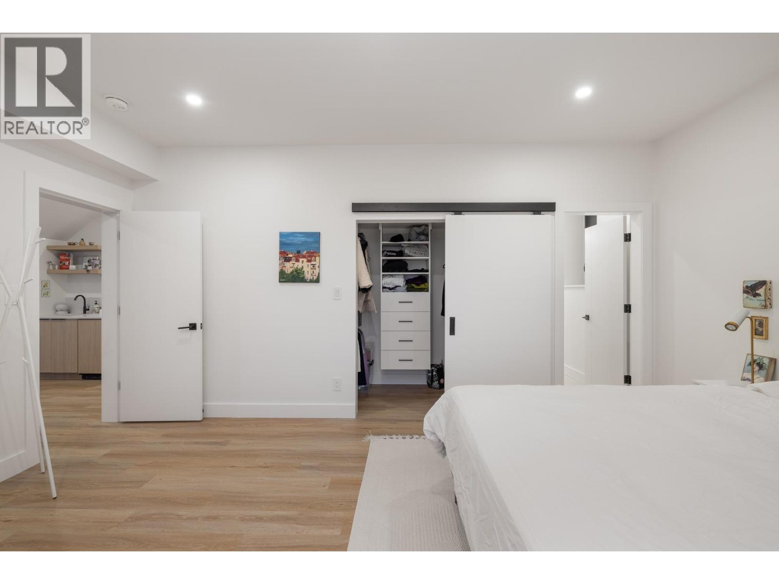 255 Sandringham Crescent Property Photo 34