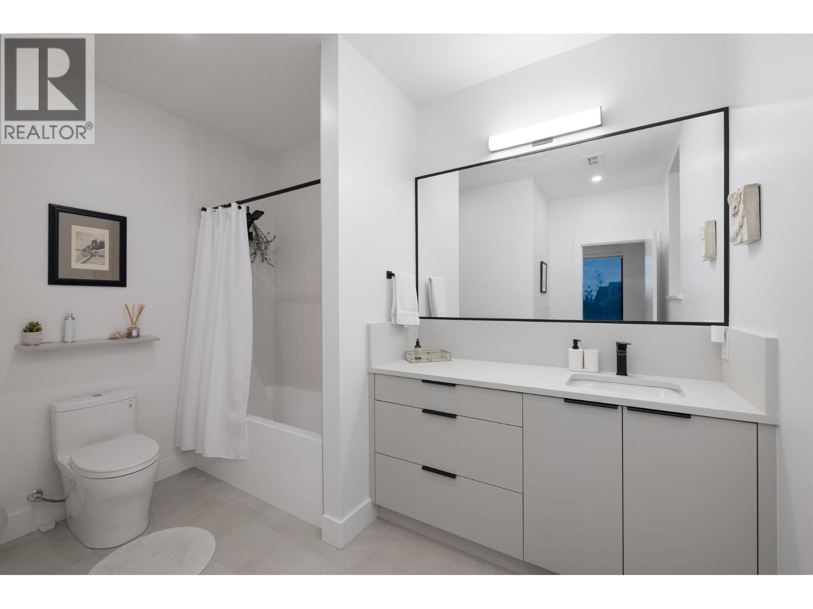 255 Sandringham Crescent Property Photo 35