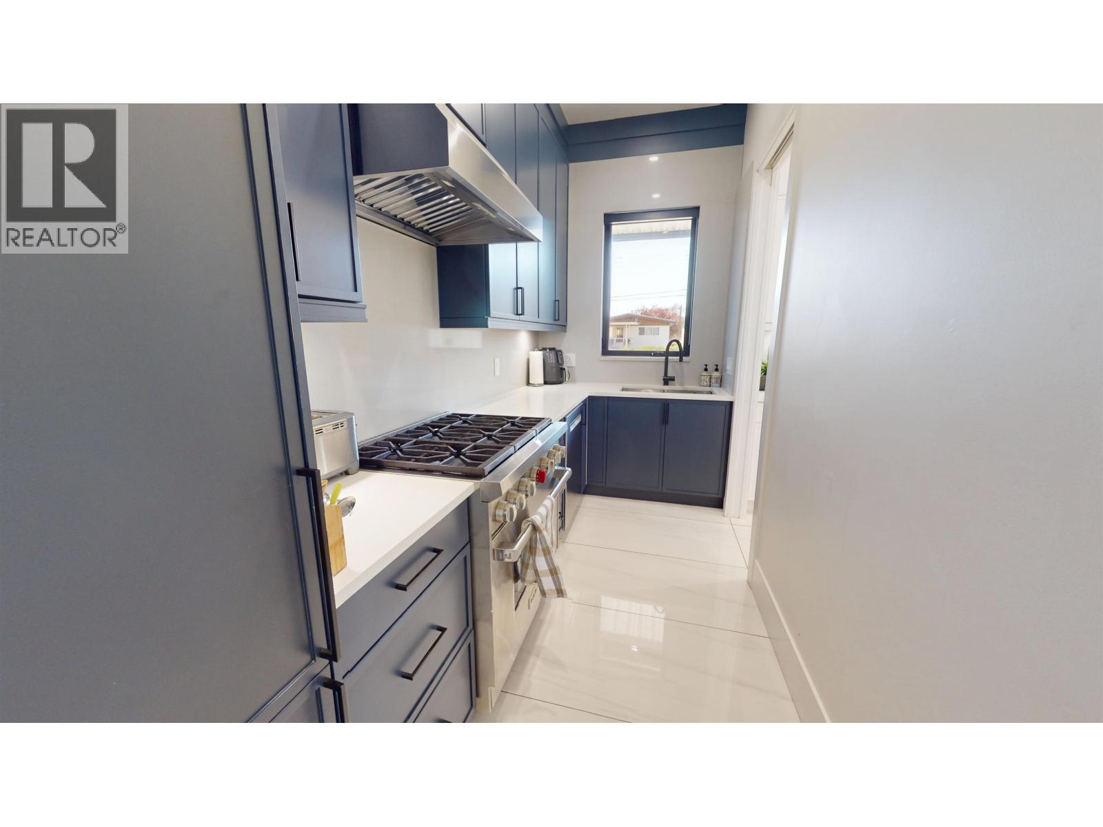 108 E 51st Avenue Property Photo 10