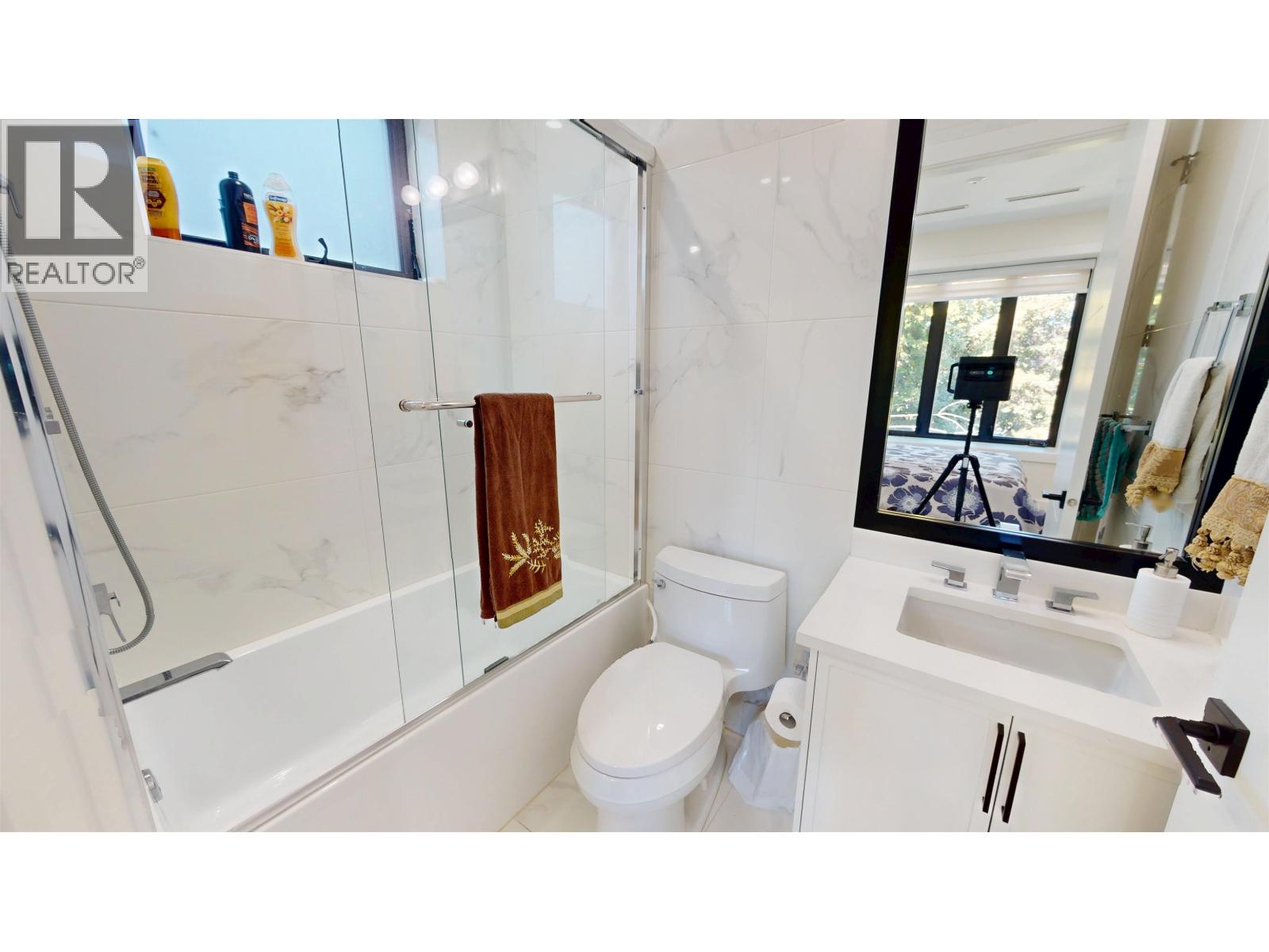 108 E 51st Avenue Property Photo 17