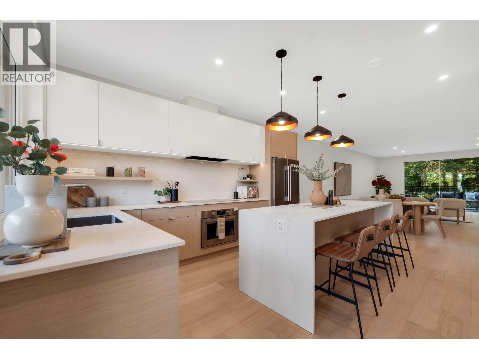 2305 Mamquam Road Property Photo 4