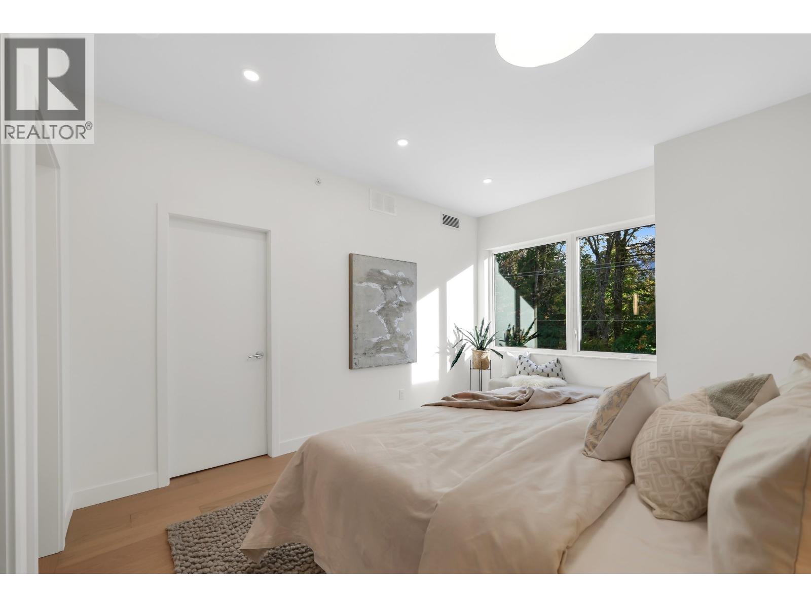 2305 Mamquam Road Property Photo 11