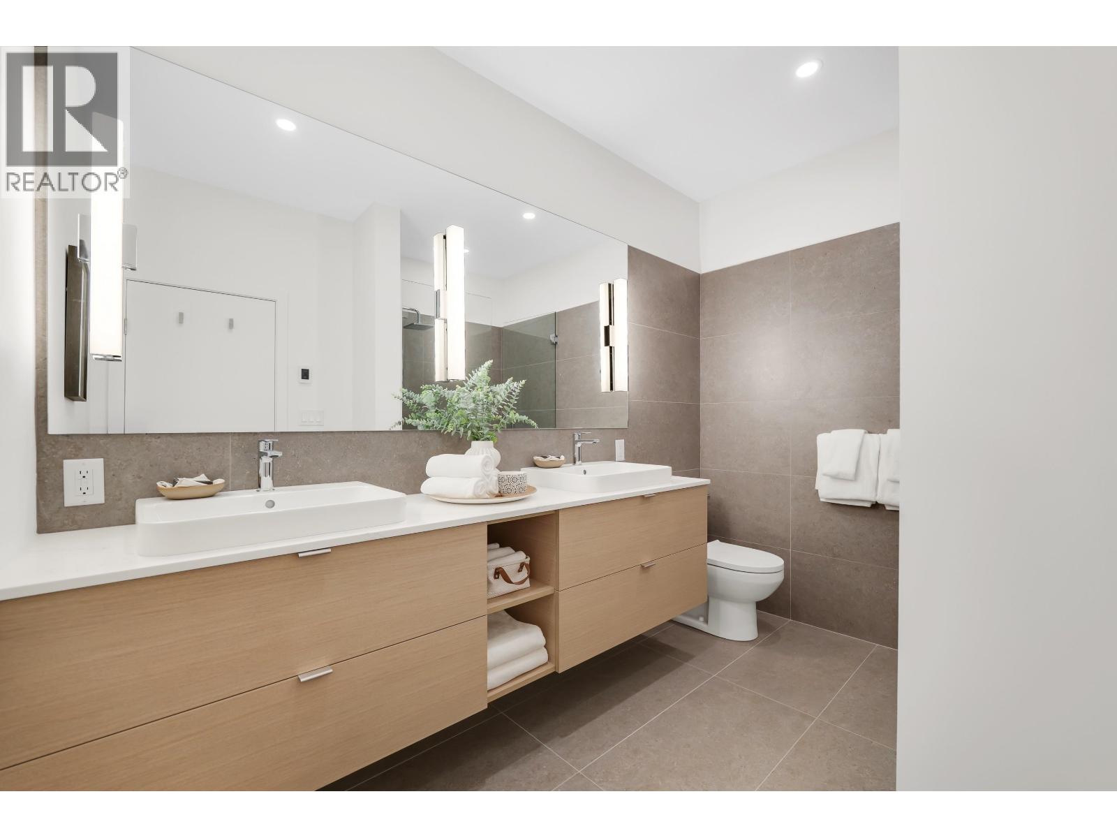 2305 Mamquam Road Property Photo 12