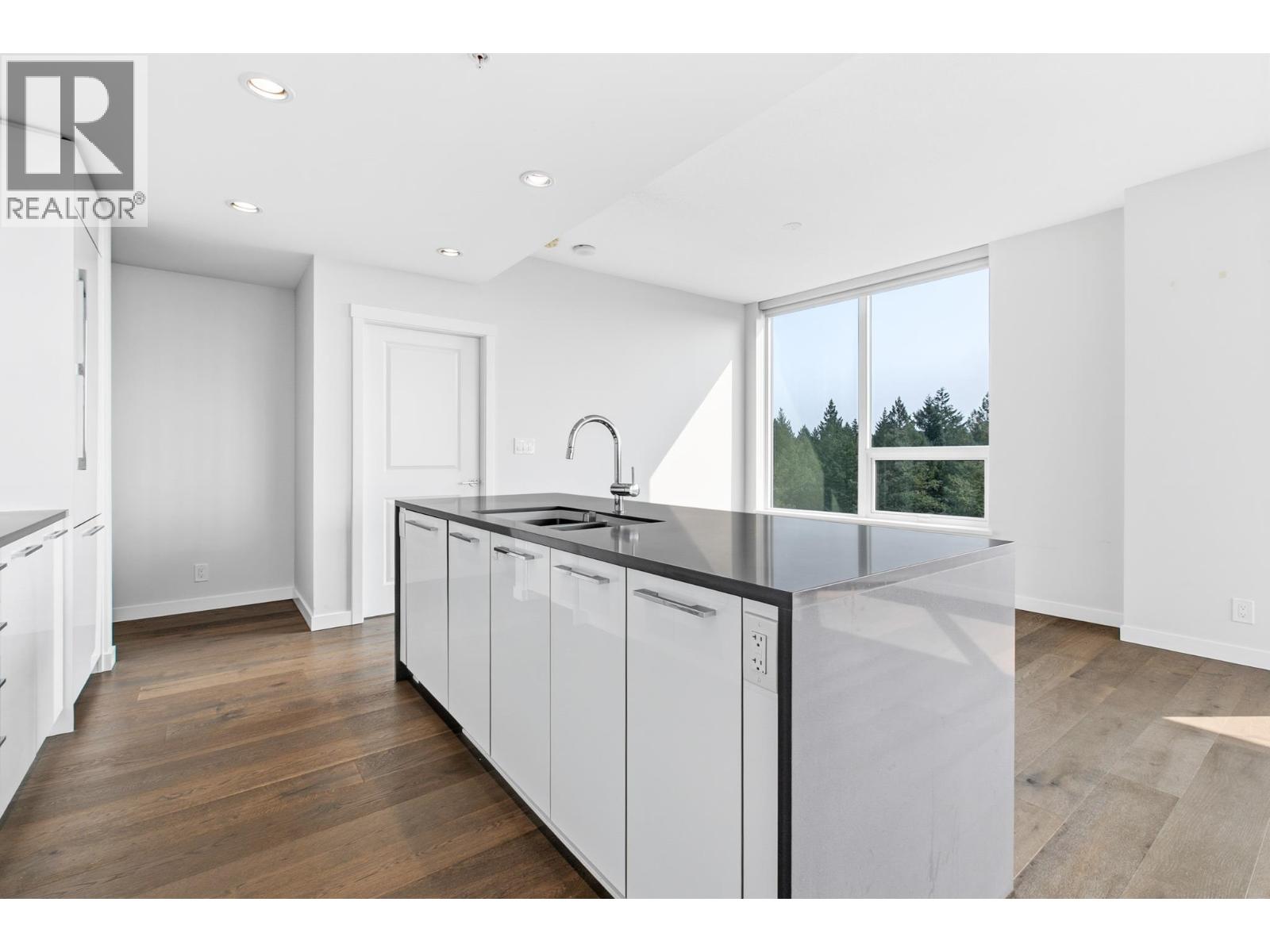 1908 3487 Binning Road Property Photo 13