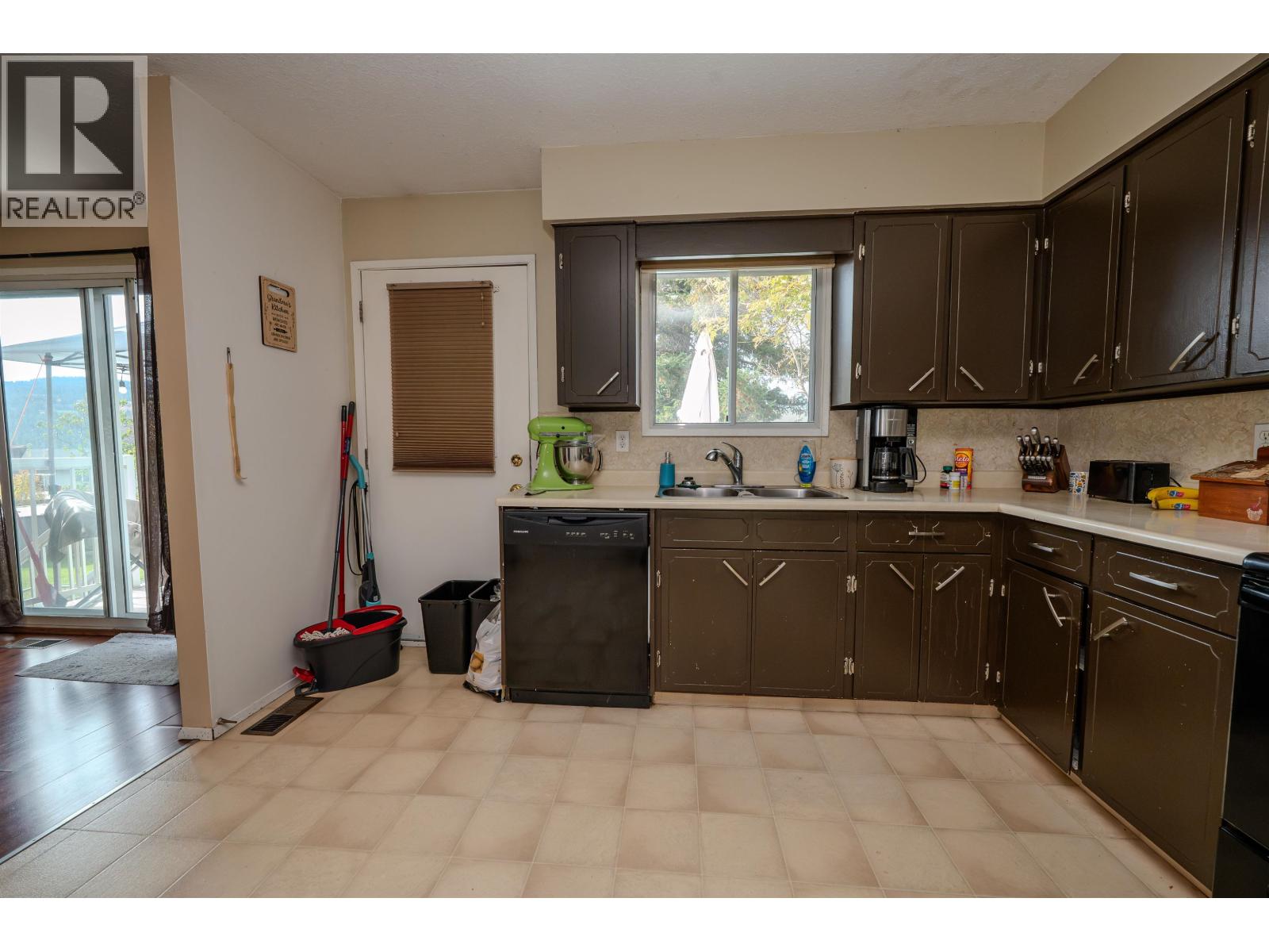 335 Dodwell Street Property Photo 8