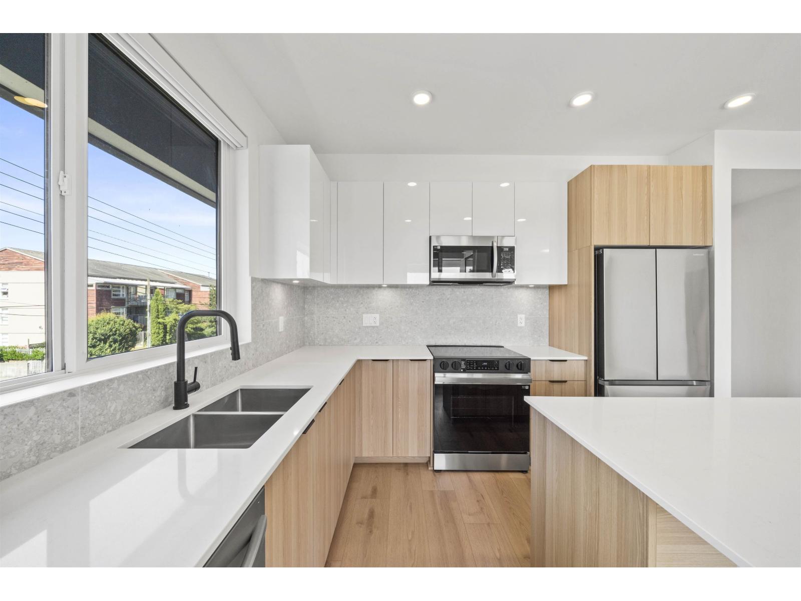 401 20769 Fraser Highway Property Photo 4