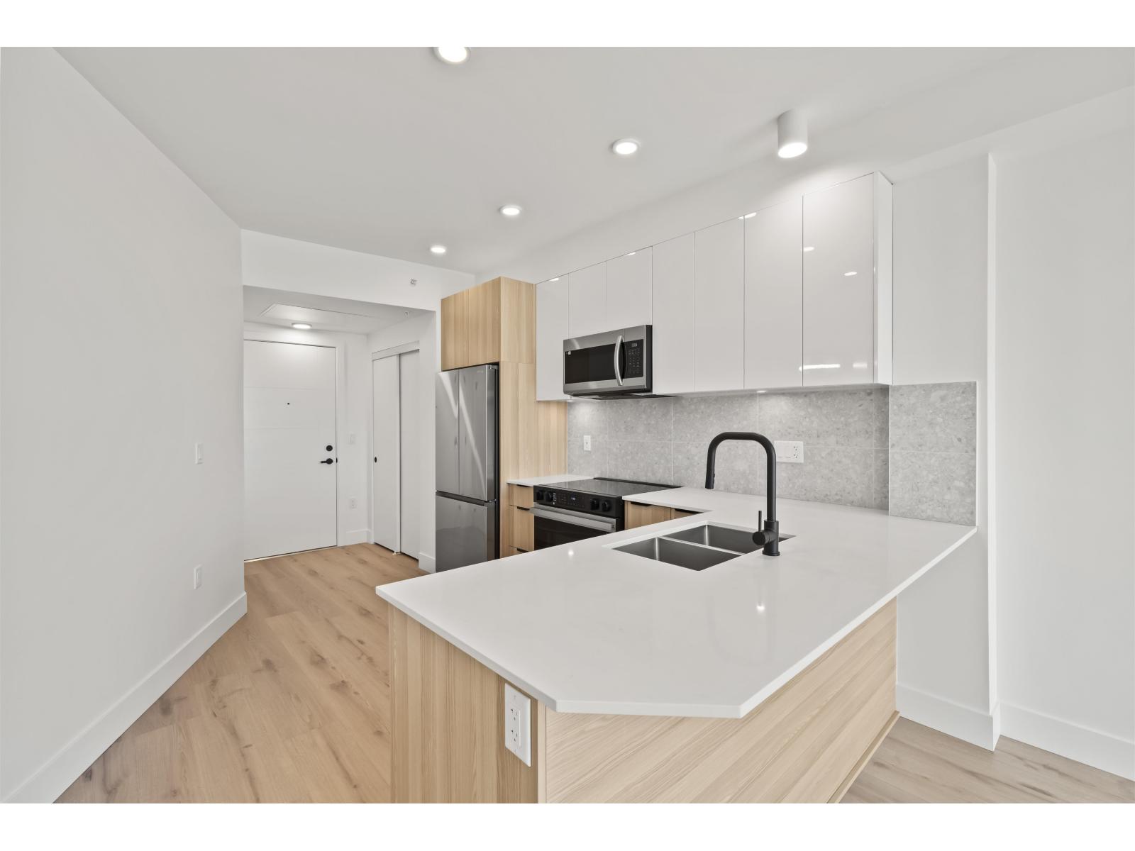 627 20769 Fraser Highway Property Photo 4
