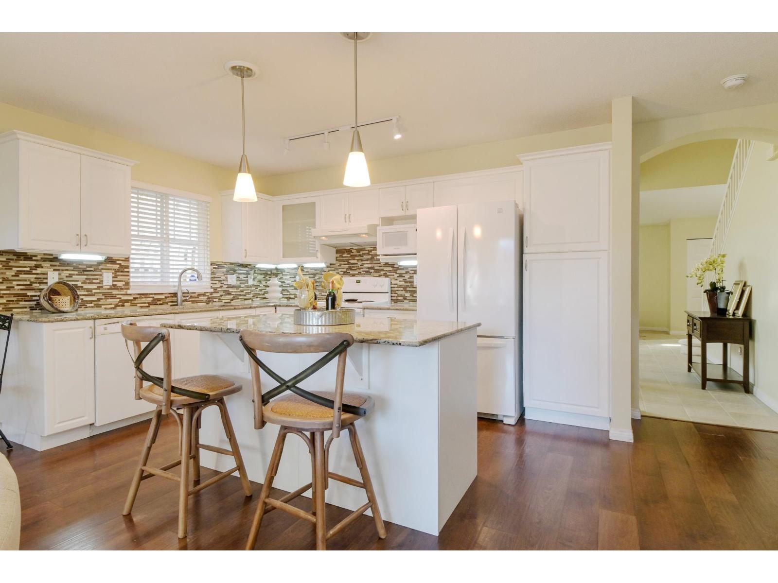49 6488 168 Street Property Photo 10