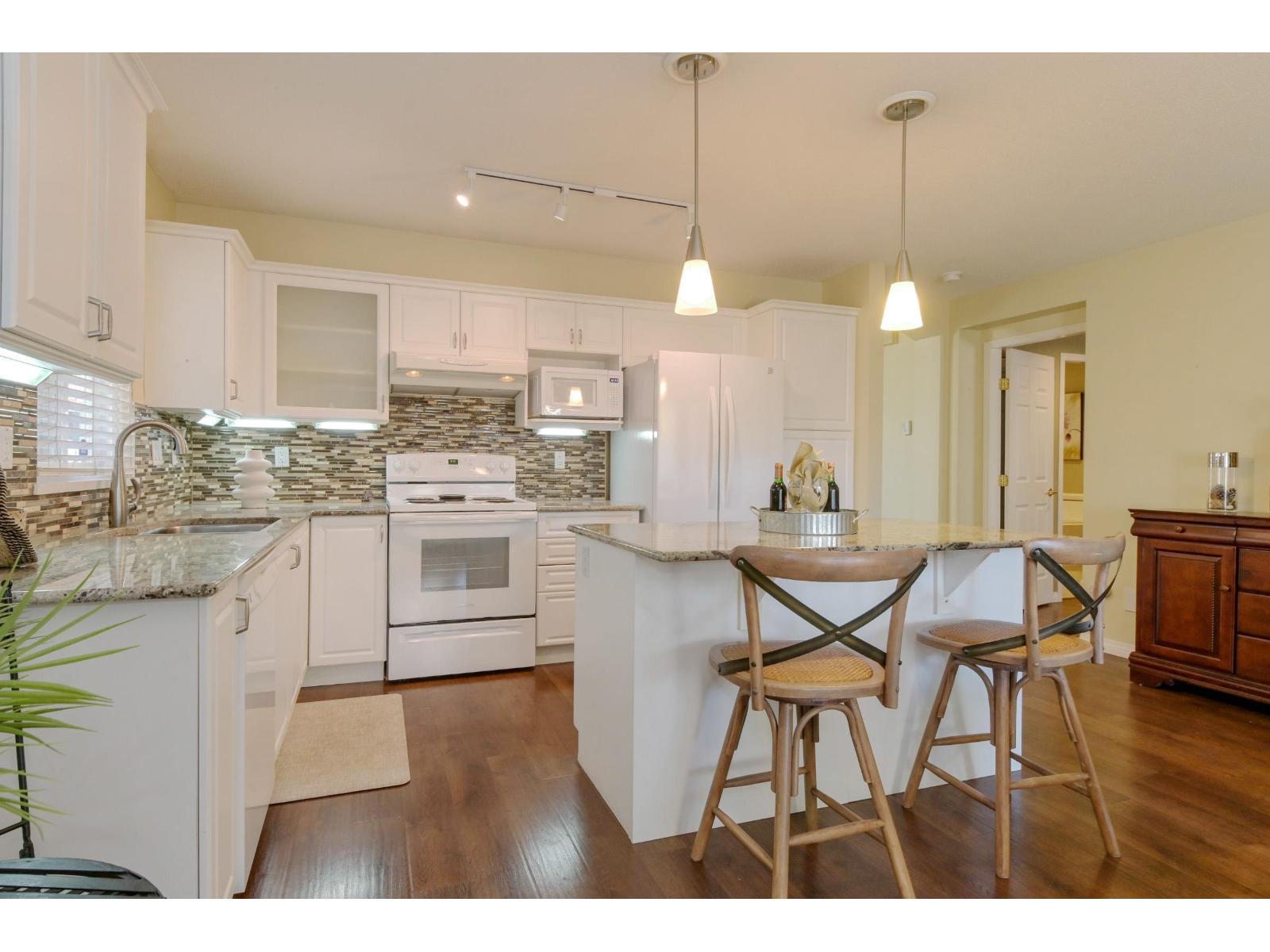 49 6488 168 Street Property Photo 11