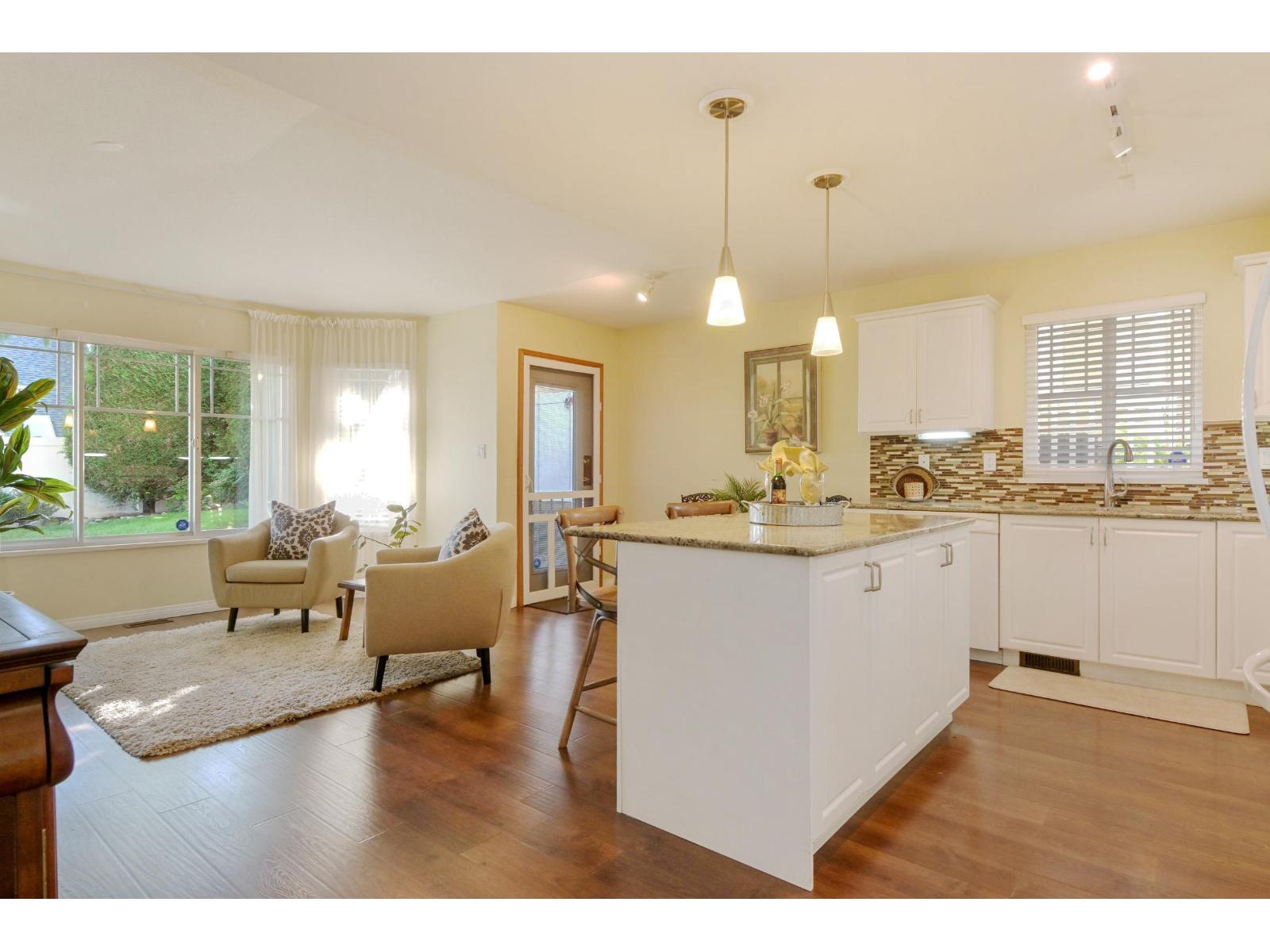 49 6488 168 Street Property Photo 12