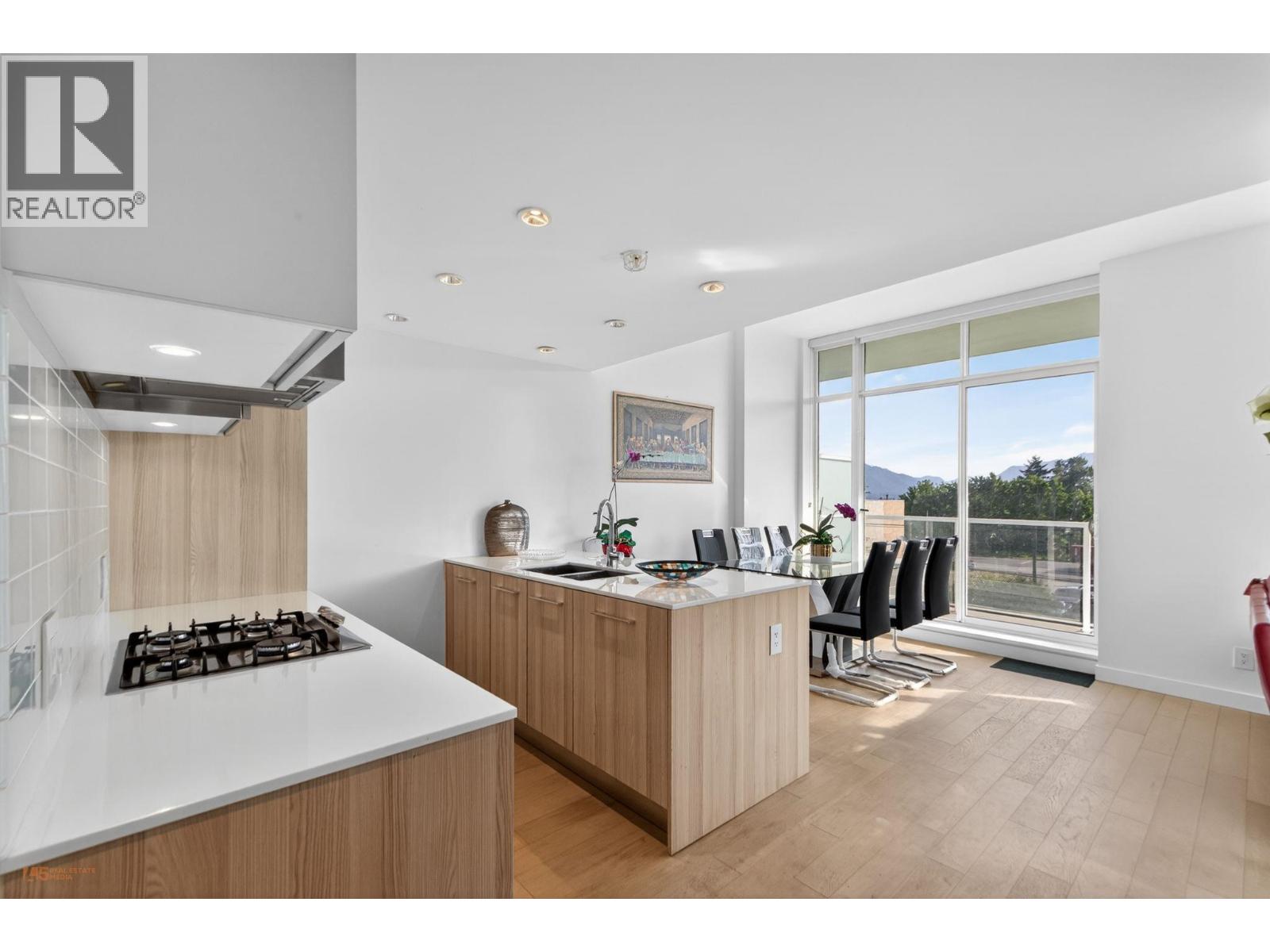 312 2220 Kingsway Property Photo 2