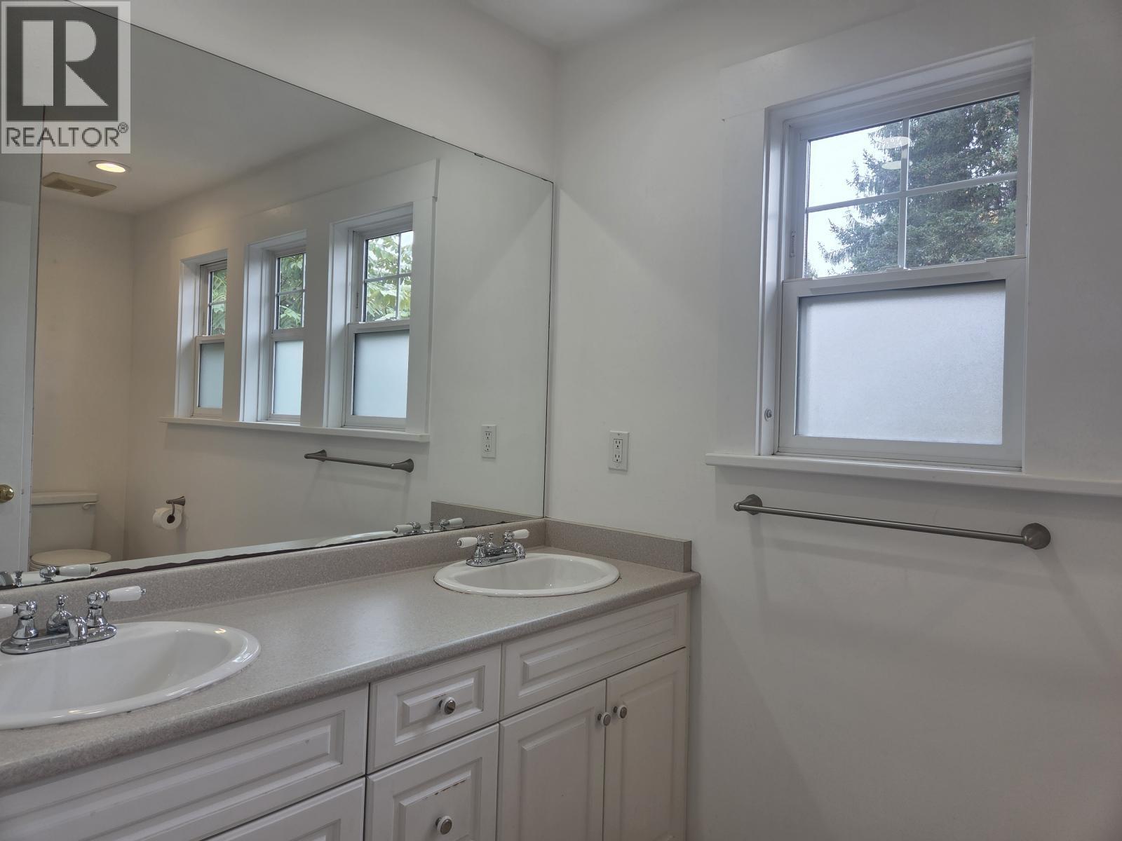 5594 Mackenzie Street Property Photo 18