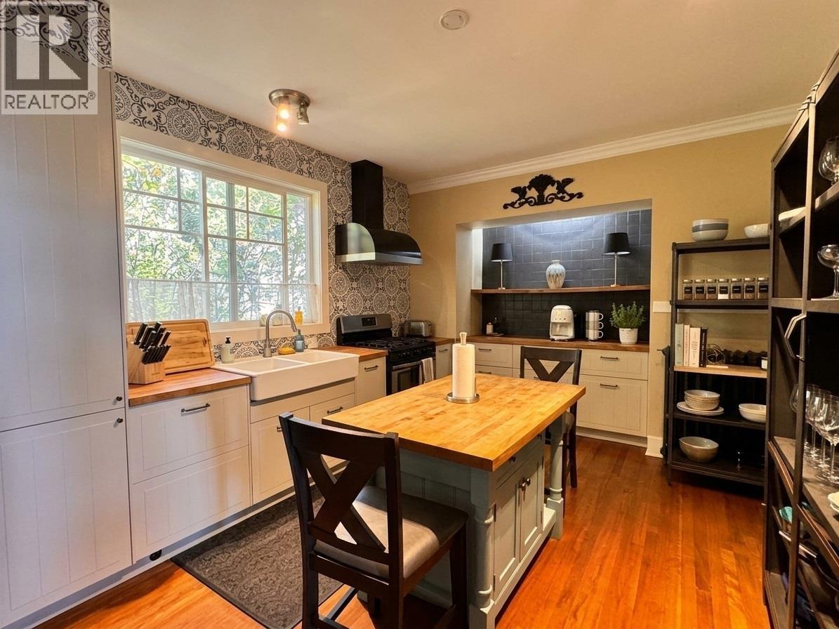 4670 Piccadilly South Property Photo 9