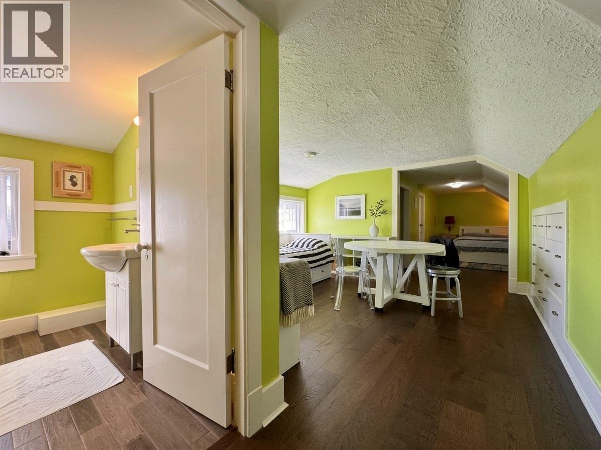 4670 Piccadilly South Property Photo 10