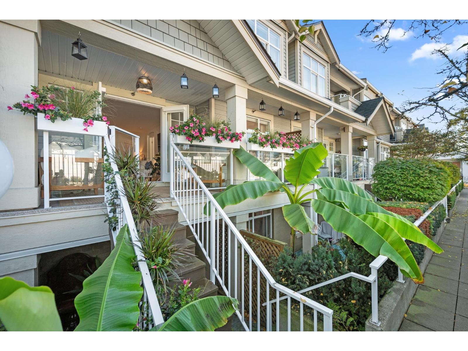 203 15621 Marine Drive Property Photo 1
