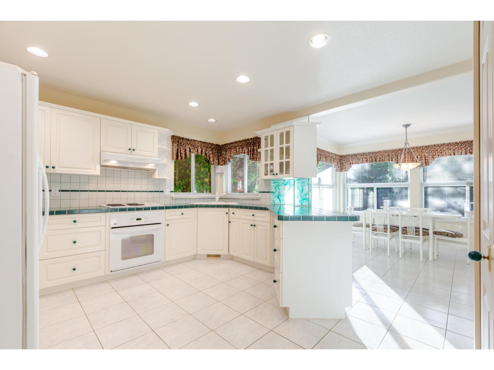 2567 140 Street Property Photo 3