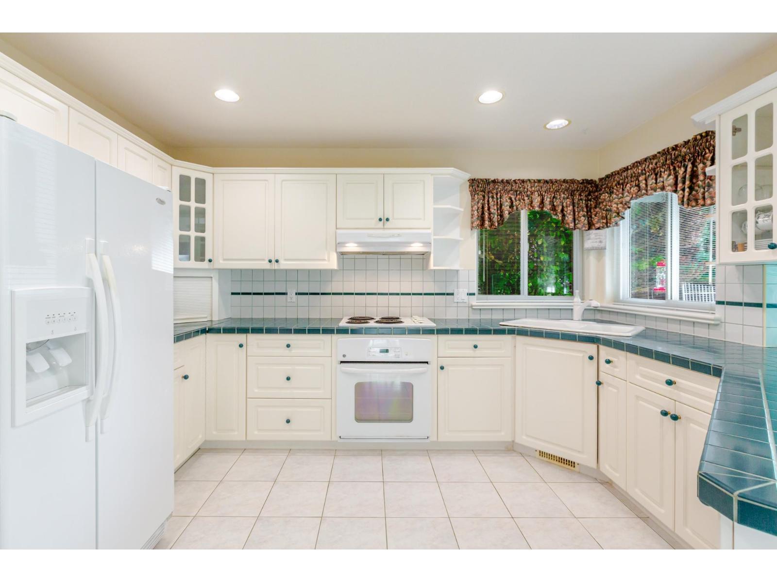 2567 140 Street Property Photo 4