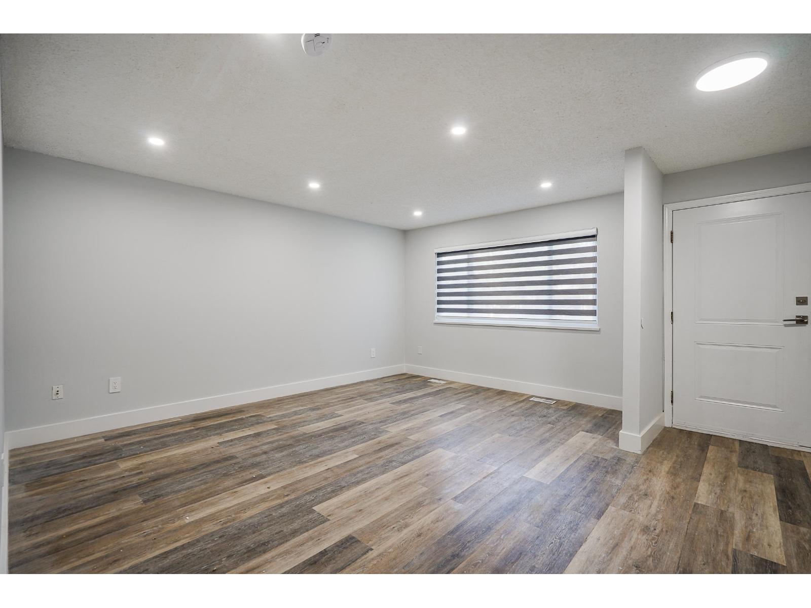 32382-32384 Brant Avenue Property Photo 8