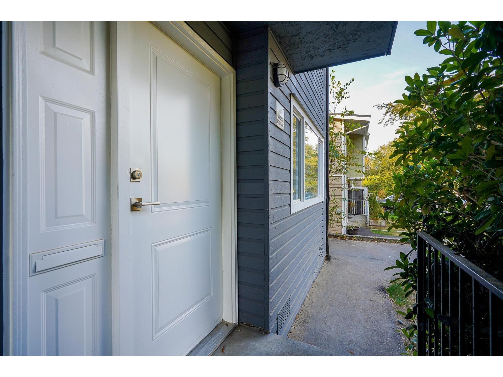 32382-32384 Brant Avenue Property Photo 28
