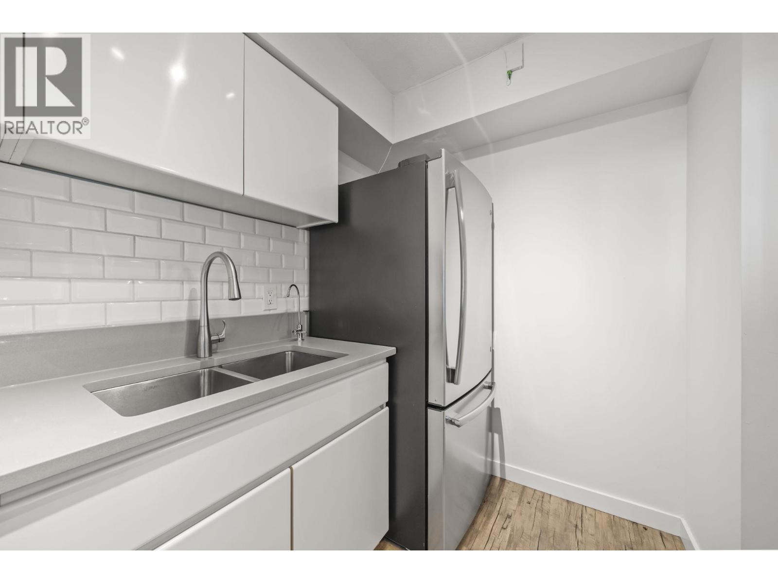 1504 3771 Bartlett Court Property Photo 10