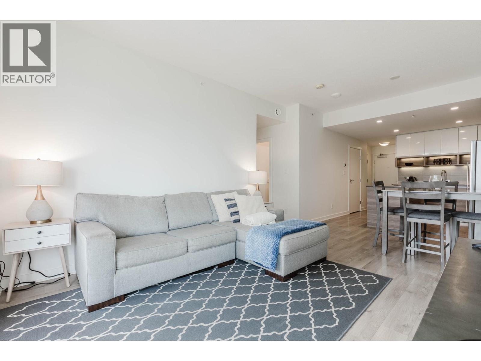 909 8850 University Crescent Property Photo 4